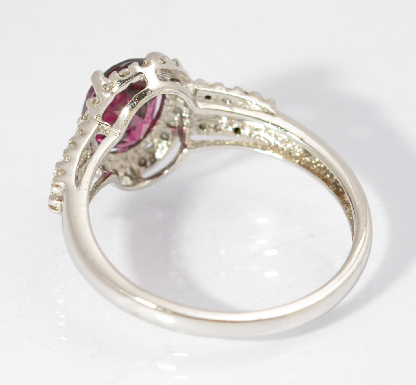 Vintage 9ct White Gold Split Shoulder Ring With Garnet Gemstone & Diamond Halo (C2696)