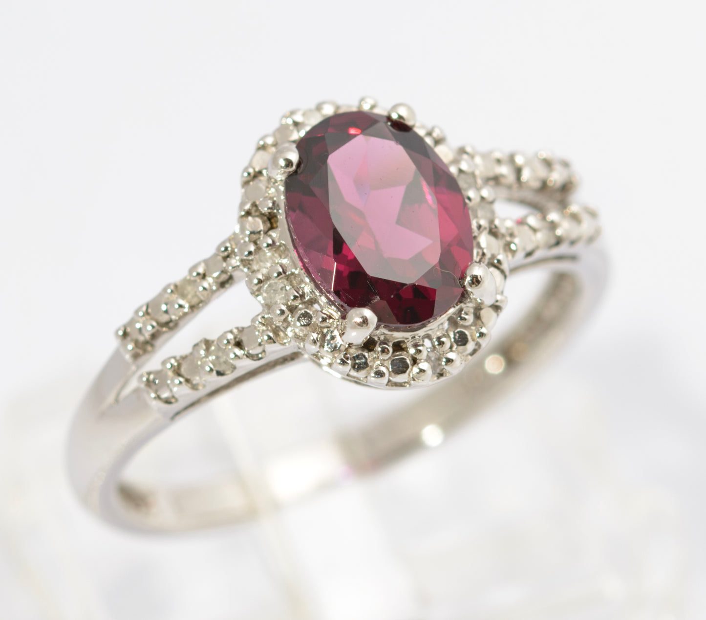 Vintage 9ct White Gold Split Shoulder Ring With Garnet Gemstone & Diamond Halo (C2696)