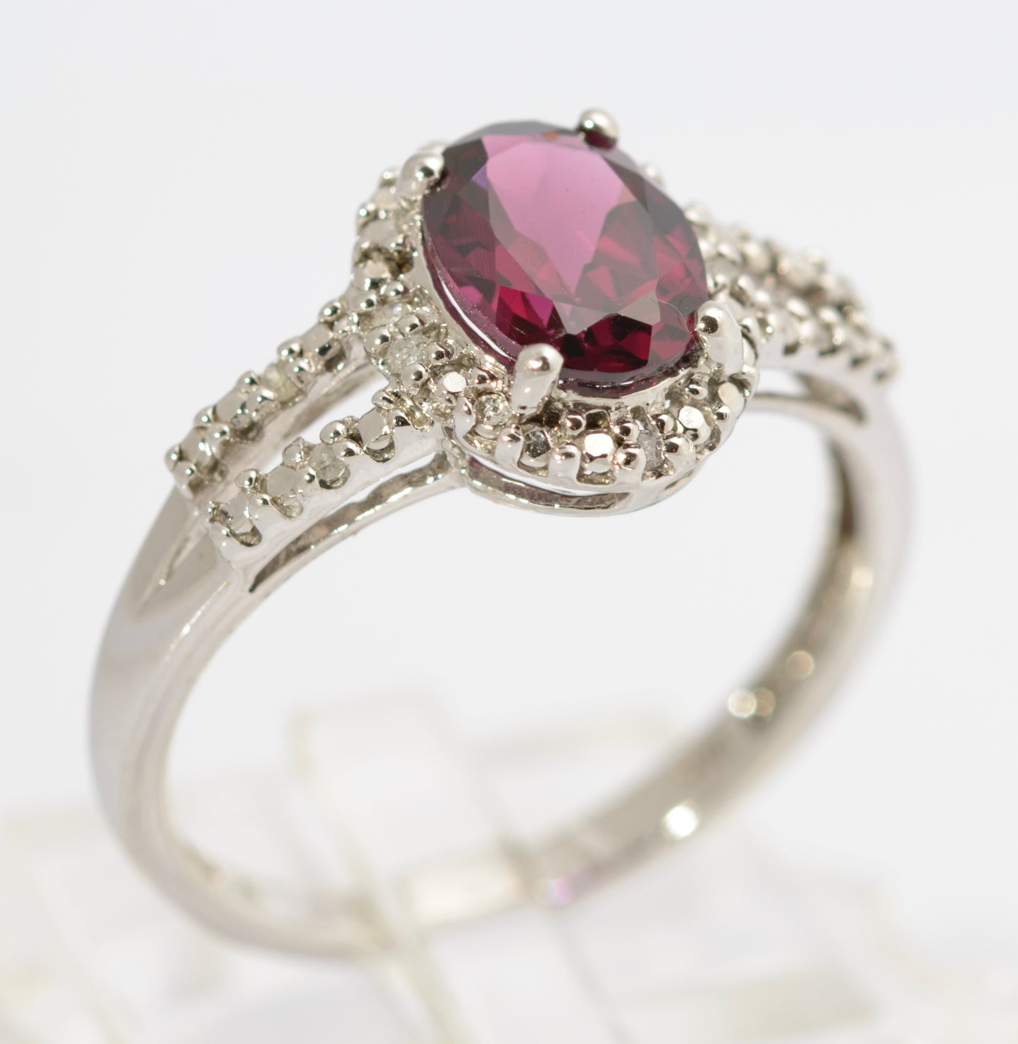 Vintage 9ct White Gold Split Shoulder Ring With Garnet Gemstone & Diamond Halo (C2696)