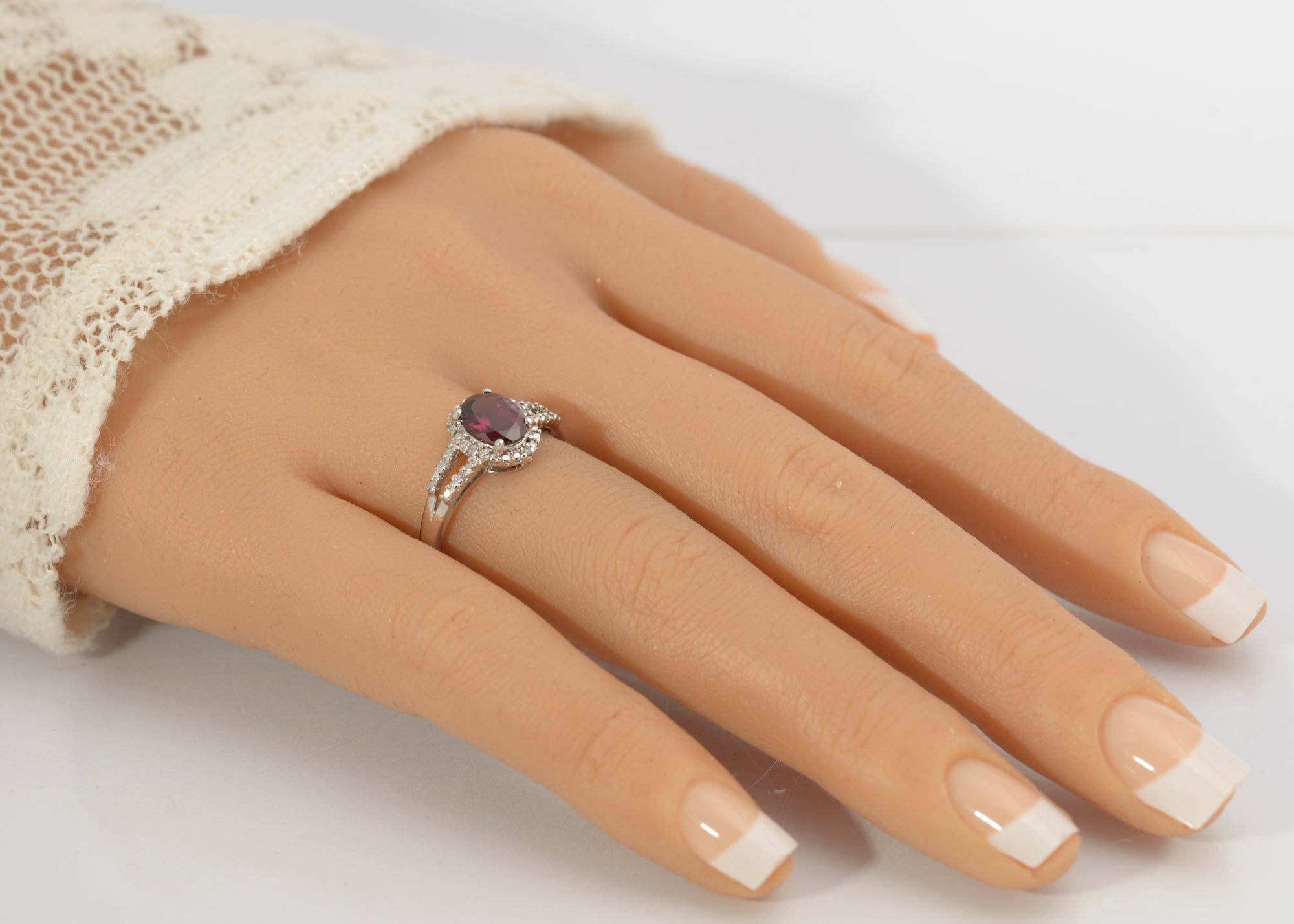 Vintage 9ct White Gold Split Shoulder Ring With Garnet Gemstone & Diamond Halo (C2696)