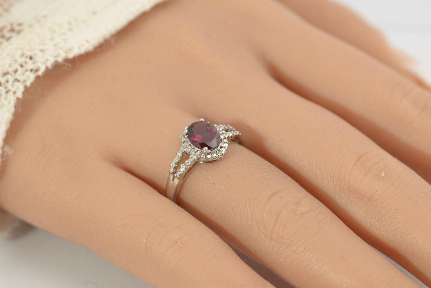 Vintage 9ct White Gold Split Shoulder Ring With Garnet Gemstone & Diamond Halo (C2696)