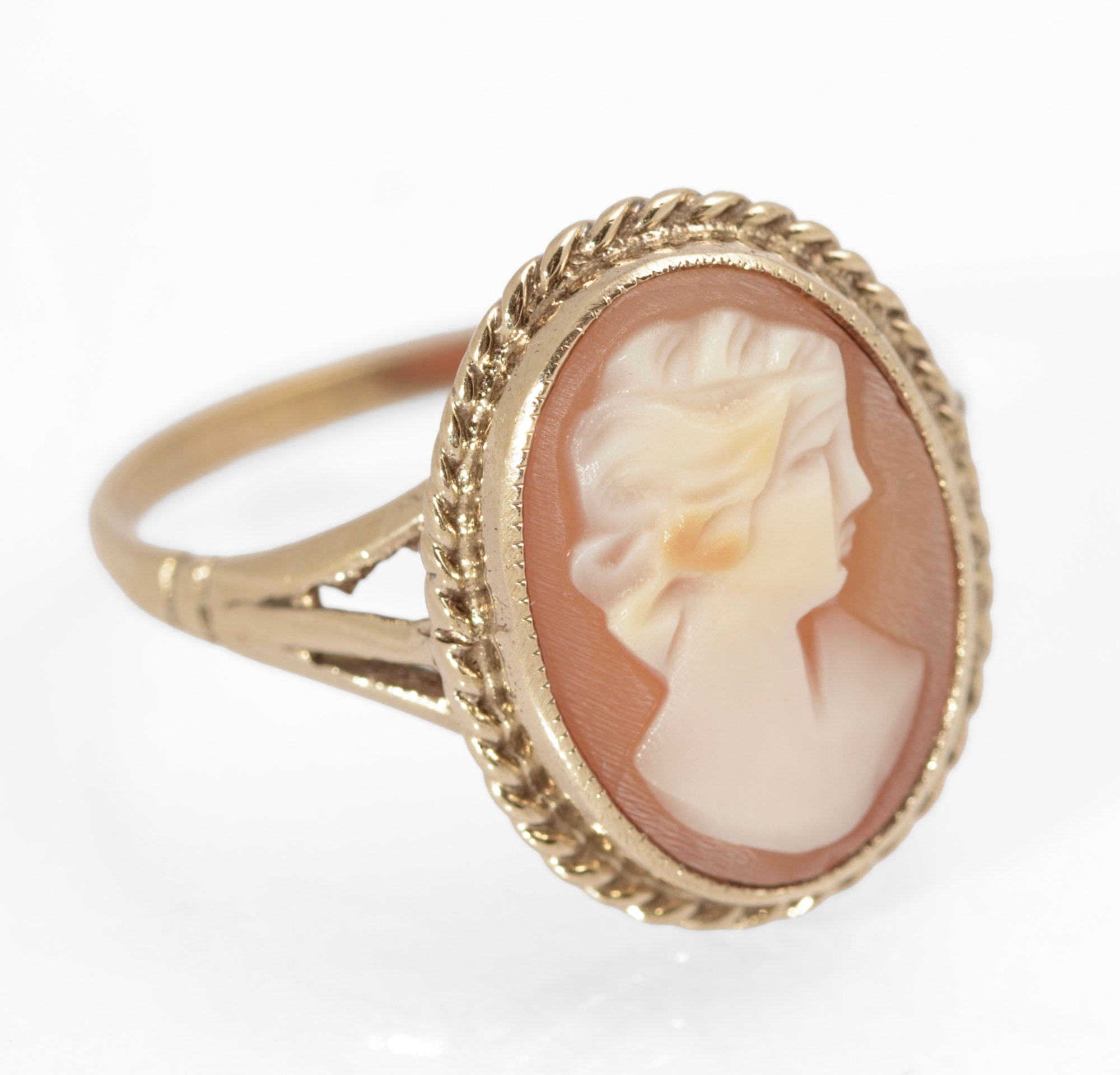 Vintage 9ct Gold & Carved Shell Cameo Portrait Ring c.1970's Size P1/2 (C2738)