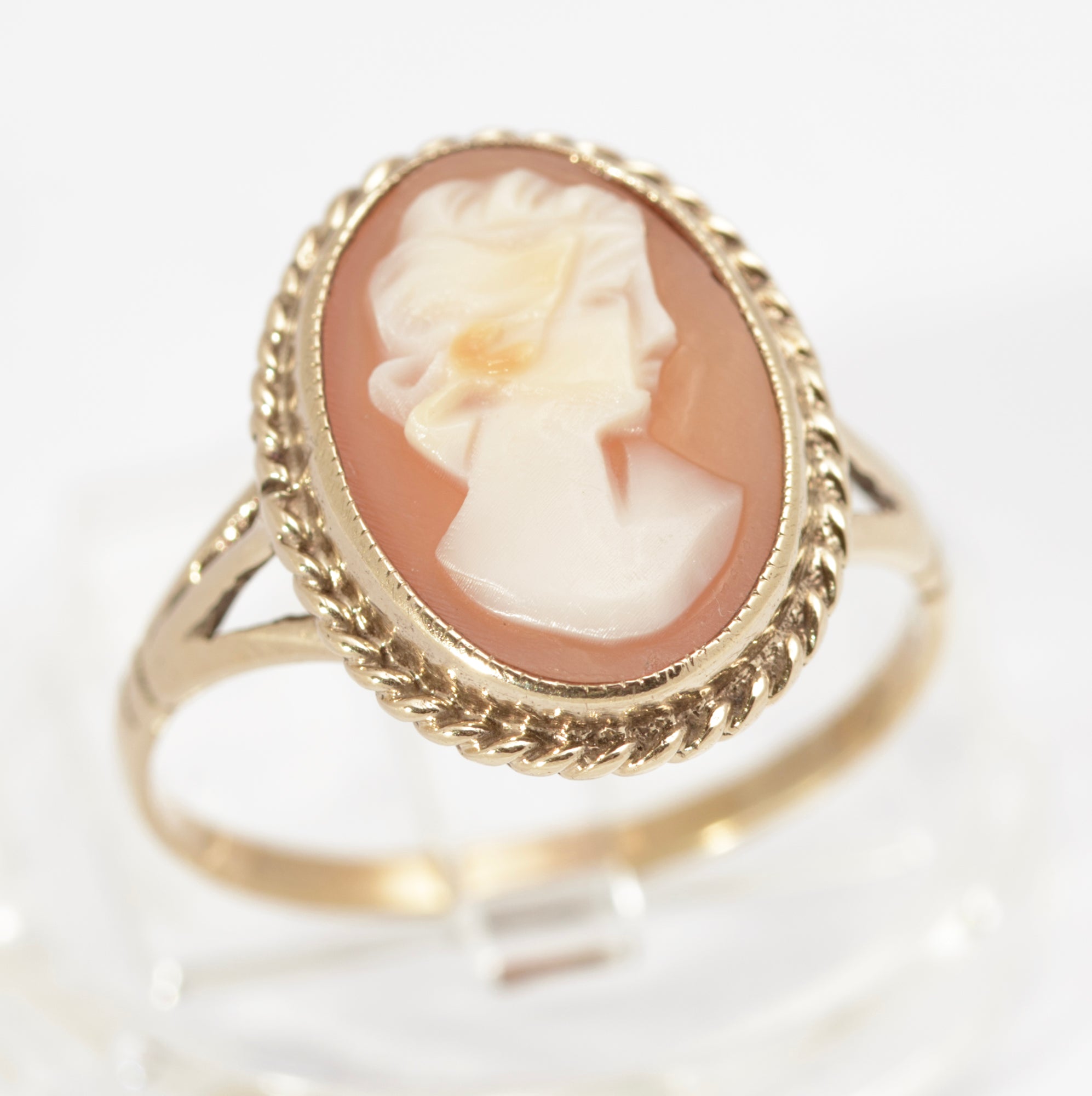 Vintage 9ct Gold & Carved Shell Cameo Portrait Ring c.1970's Size P1/2 (C2738)