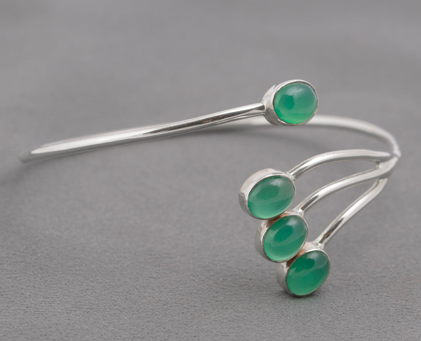 Vintage 925 Sterling Silver & Green Chrysoprase Cabochon Bangle Bracelet (C2739)
