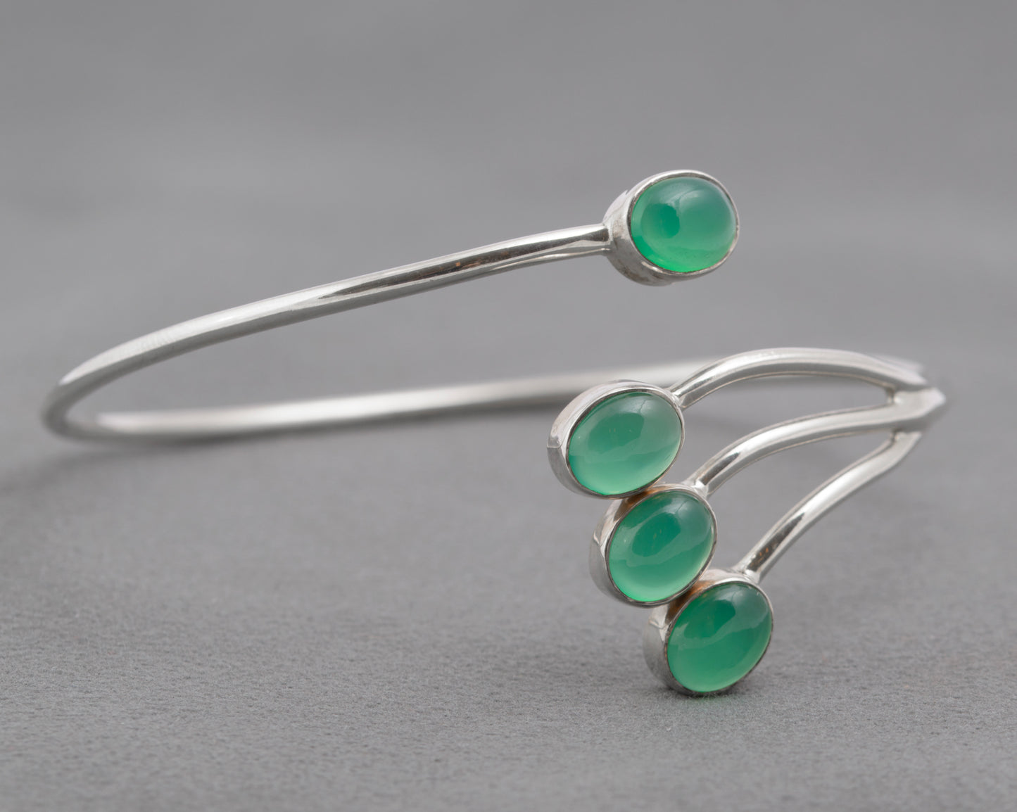 Vintage 925 Sterling Silver & Green Chrysoprase Cabochon Bangle Bracelet (C2739)