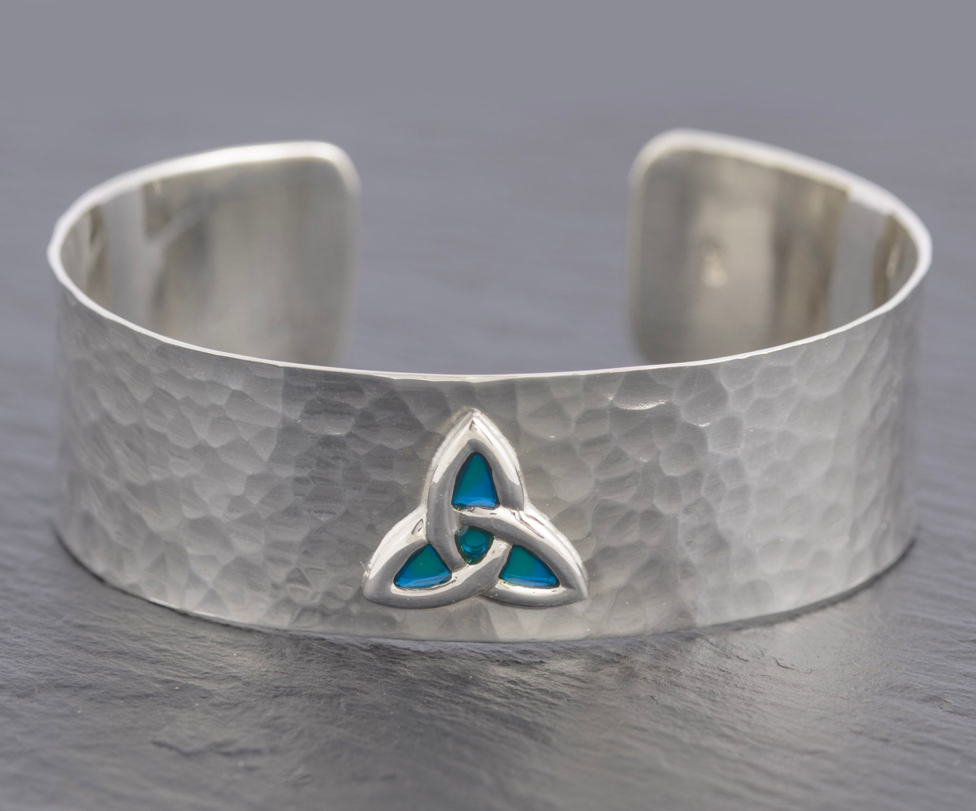 Vintage Planished 925 Sterling Silver & Peacock Enamel Arts & Crafts Design Handmade Bangle (C2741)