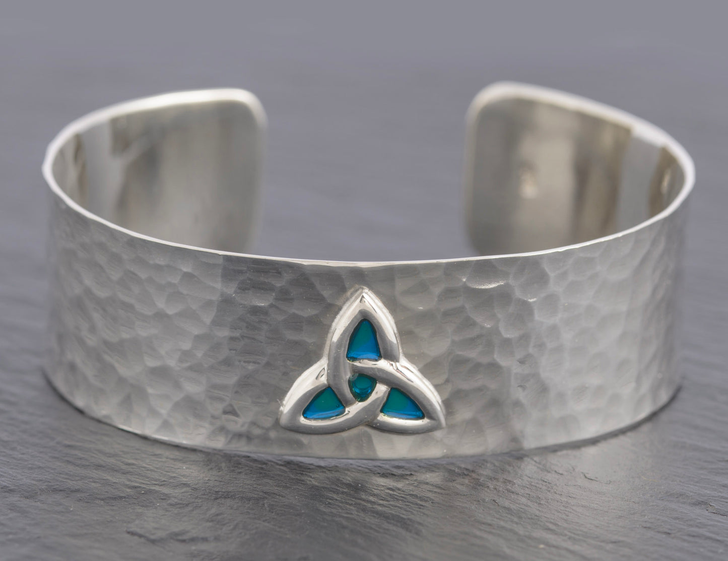 Vintage Planished 925 Sterling Silver & Peacock Enamel Arts & Crafts Design Handmade Bangle (C2741)