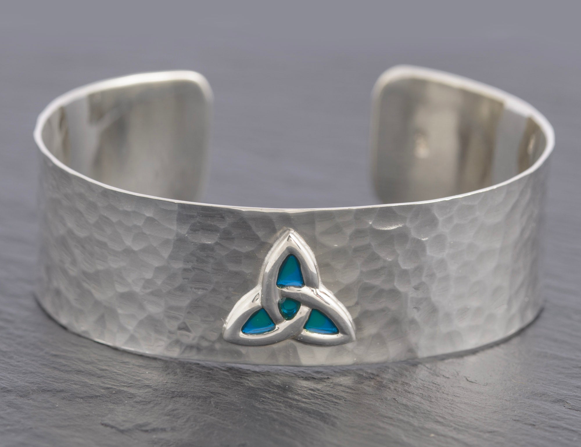 Vintage Planished 925 Sterling Silver & Peacock Enamel Arts & Crafts Design Handmade Bangle (C2741)