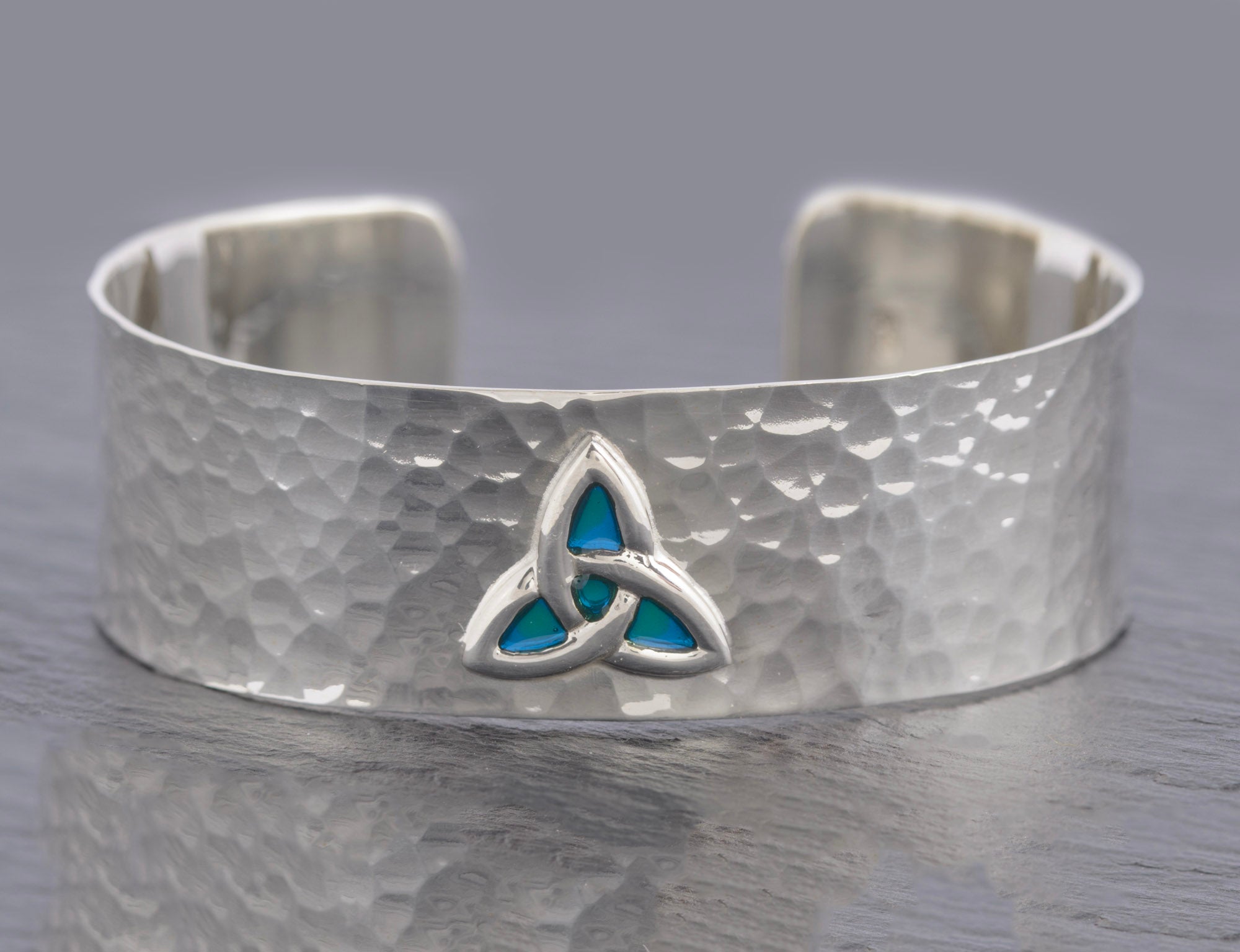Vintage Planished 925 Sterling Silver & Peacock Enamel Arts & Crafts Design Handmade Bangle (C2741)