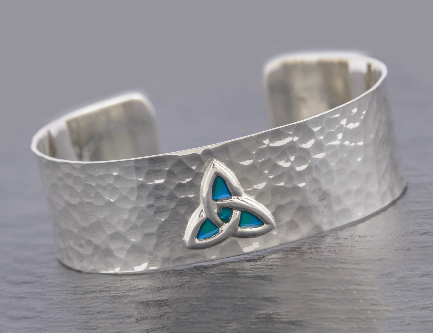 Vintage Planished 925 Sterling Silver & Peacock Enamel Arts & Crafts Design Handmade Bangle (C2741)