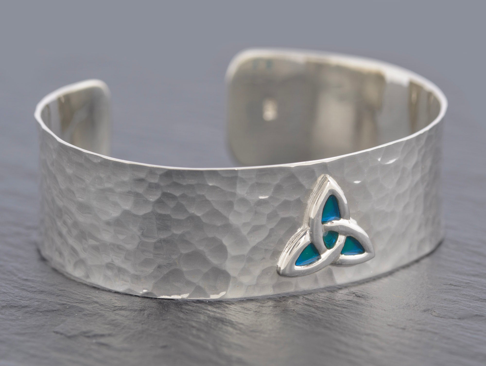 Vintage Planished 925 Sterling Silver & Peacock Enamel Arts & Crafts Design Handmade Bangle (C2741)