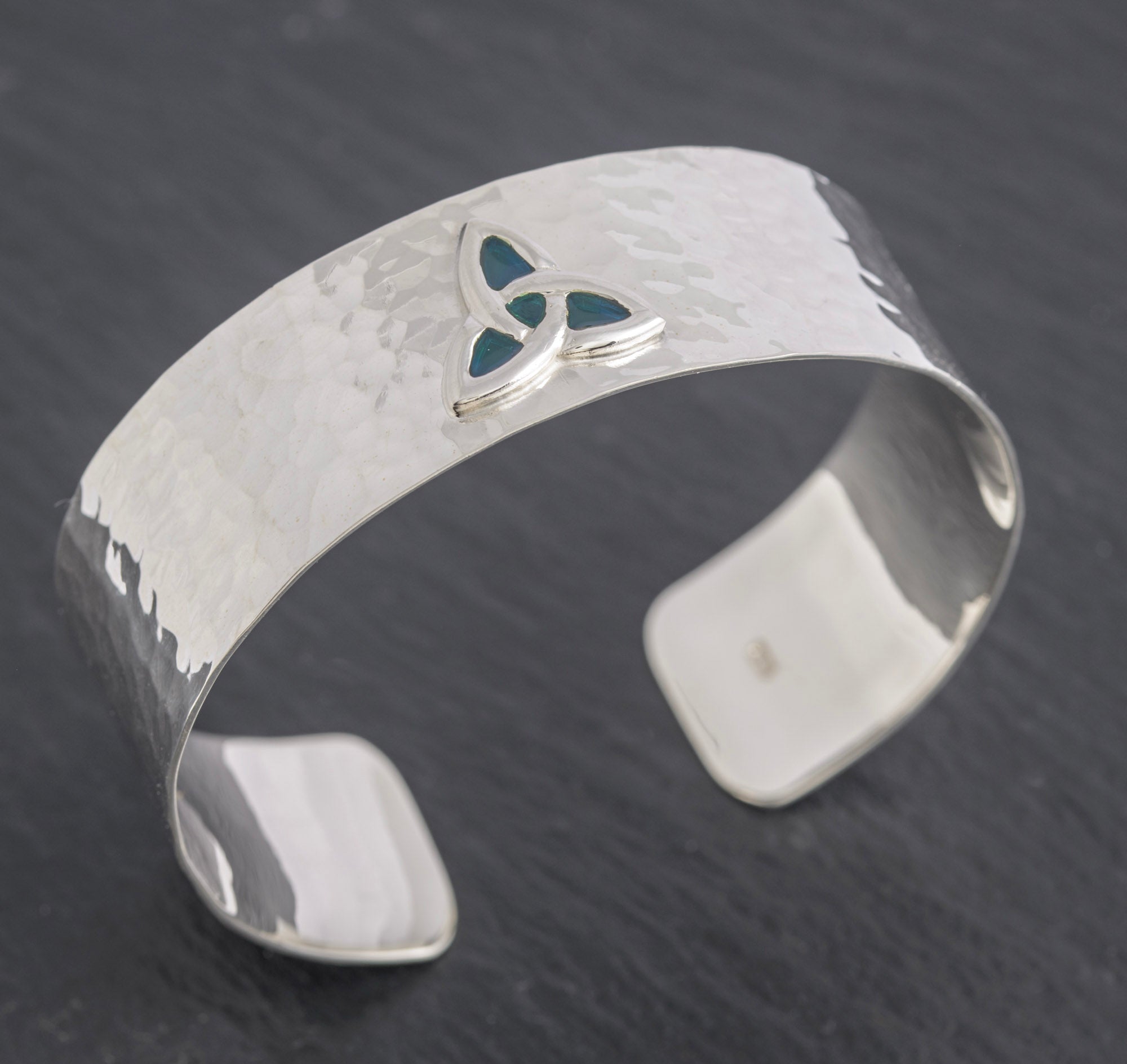 Vintage Planished 925 Sterling Silver & Peacock Enamel Arts & Crafts Design Handmade Bangle (C2741)