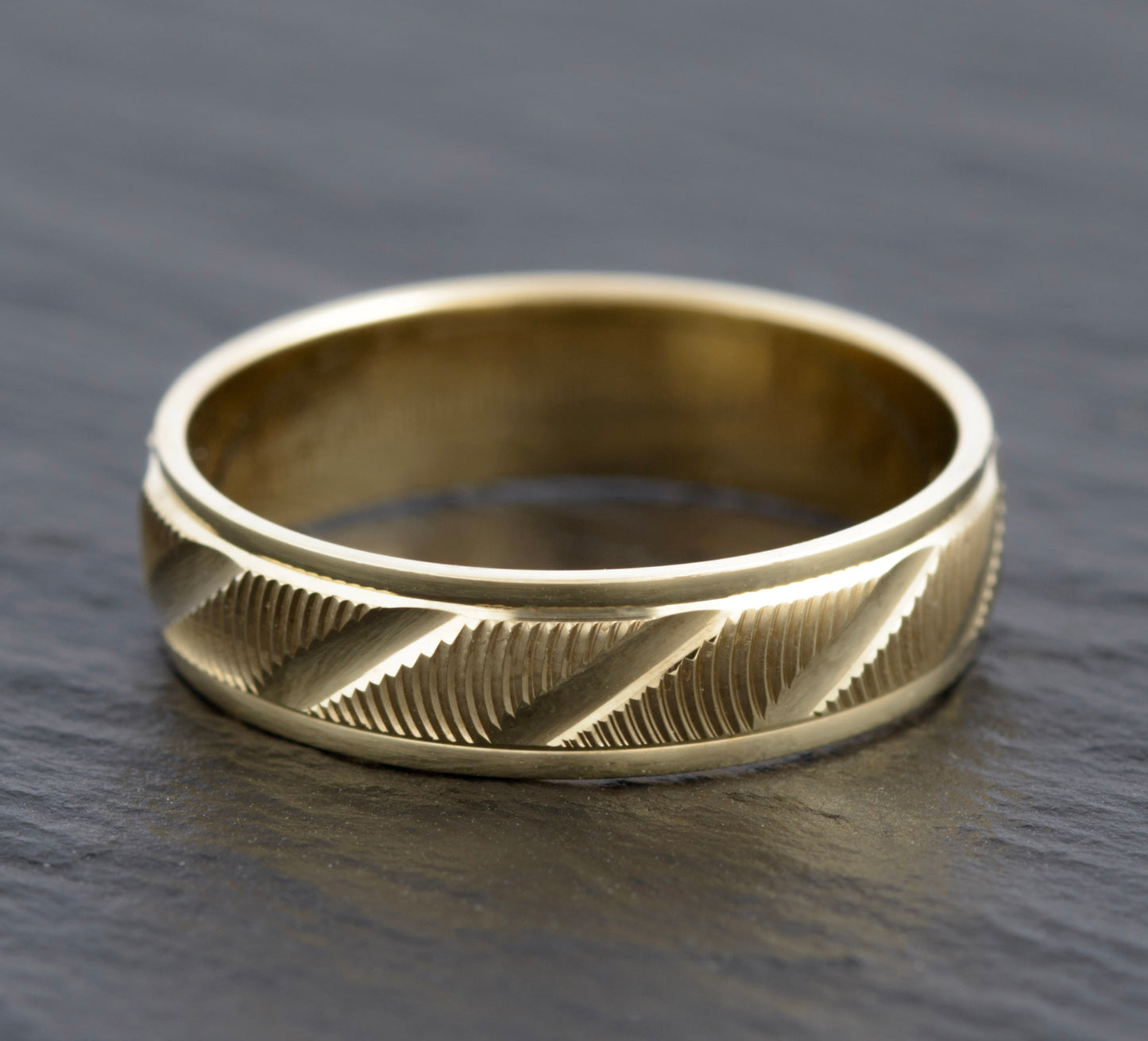 Vintage 9ct Gold Band Ring Optical Effect Design Sheffield Hallmark UK Size O (C2742)