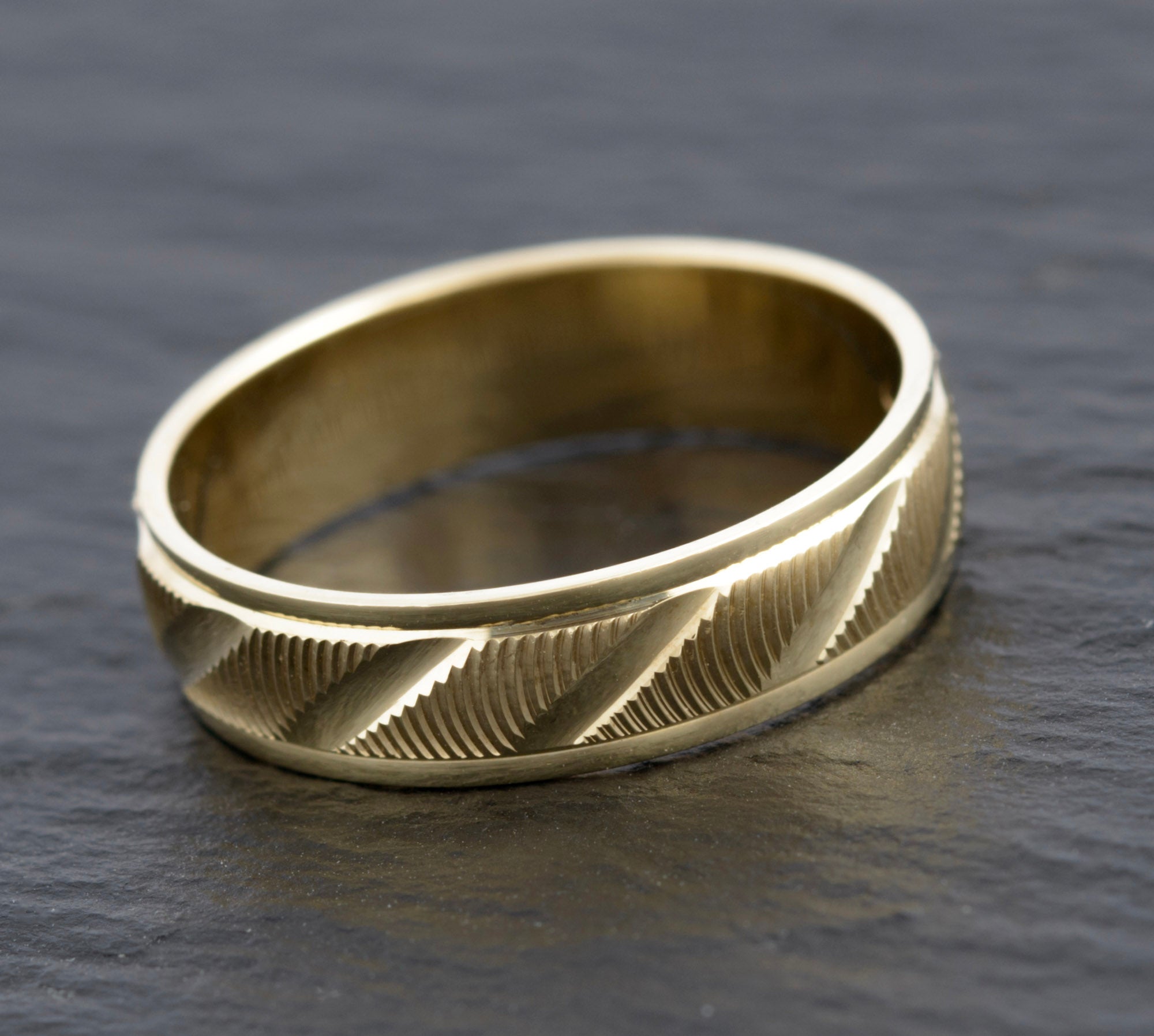 Vintage 9ct Gold Band Ring Optical Effect Design Sheffield Hallmark UK Size O (C2742)
