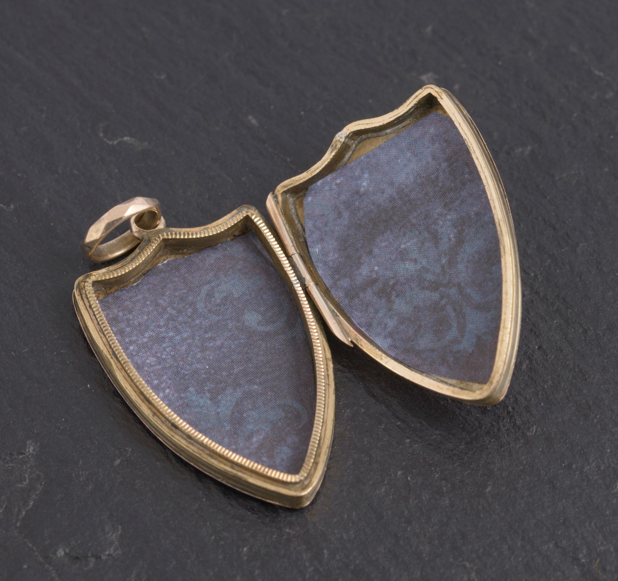 Antique Edwardian 9ct Gold Shield Shaped Locket Pendant Engraved Design (C2743)