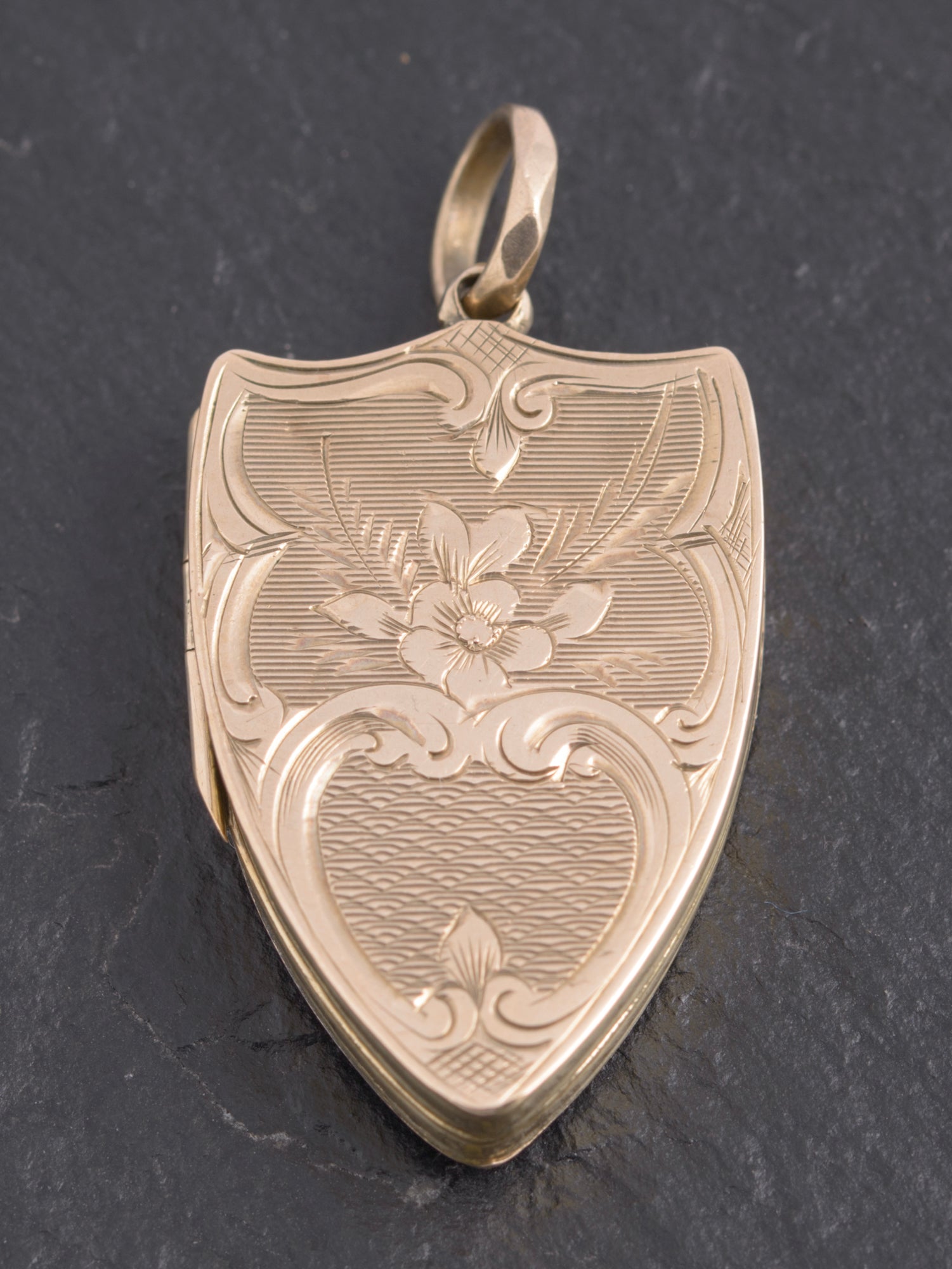 Antique Edwardian 9ct Gold Shield Shaped Locket Pendant Engraved Design (C2743)