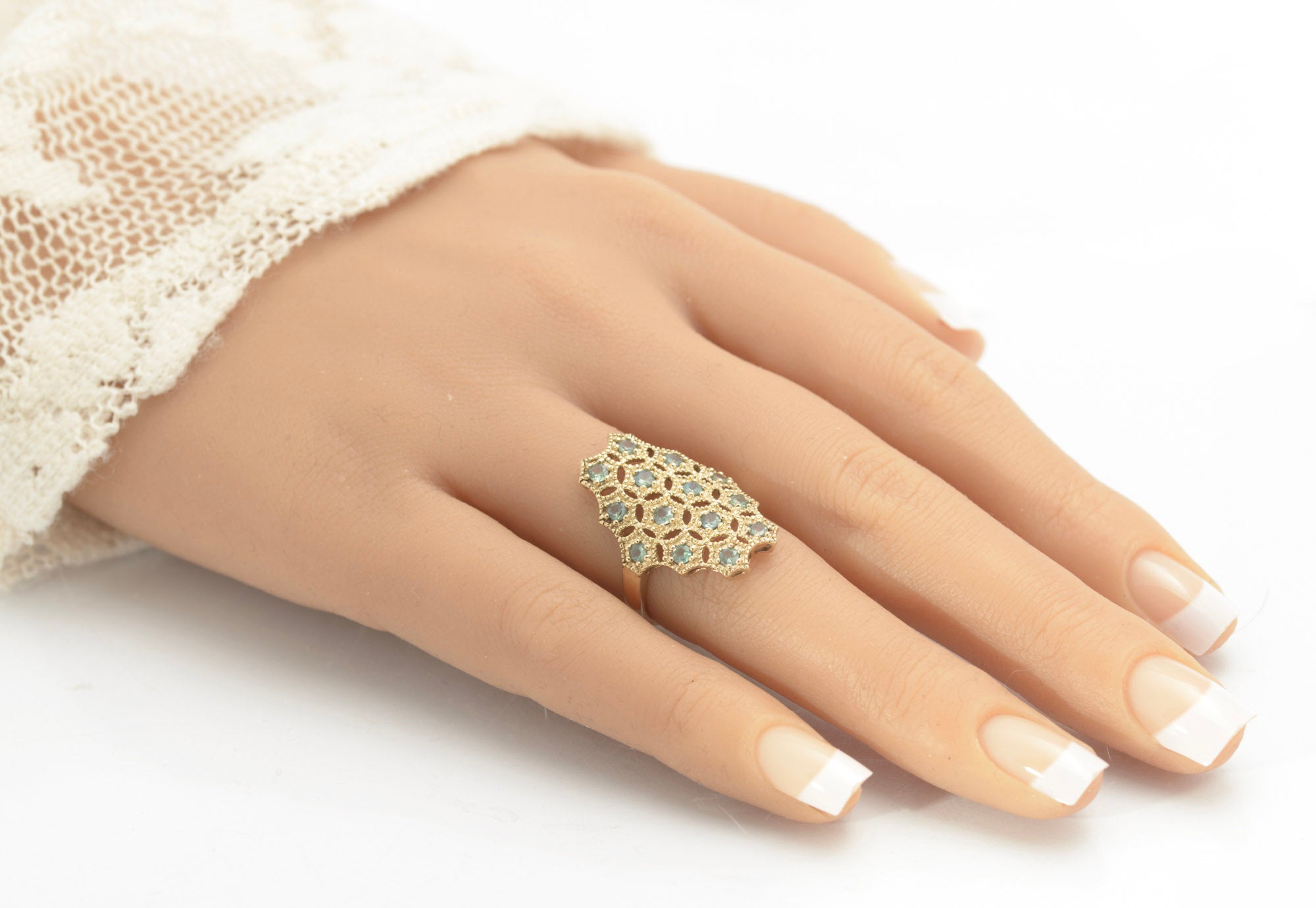 Stylish 9ct 375 Gold & Green Sapphire Set Dress Ring Shield Mesh Set Head (C2781)