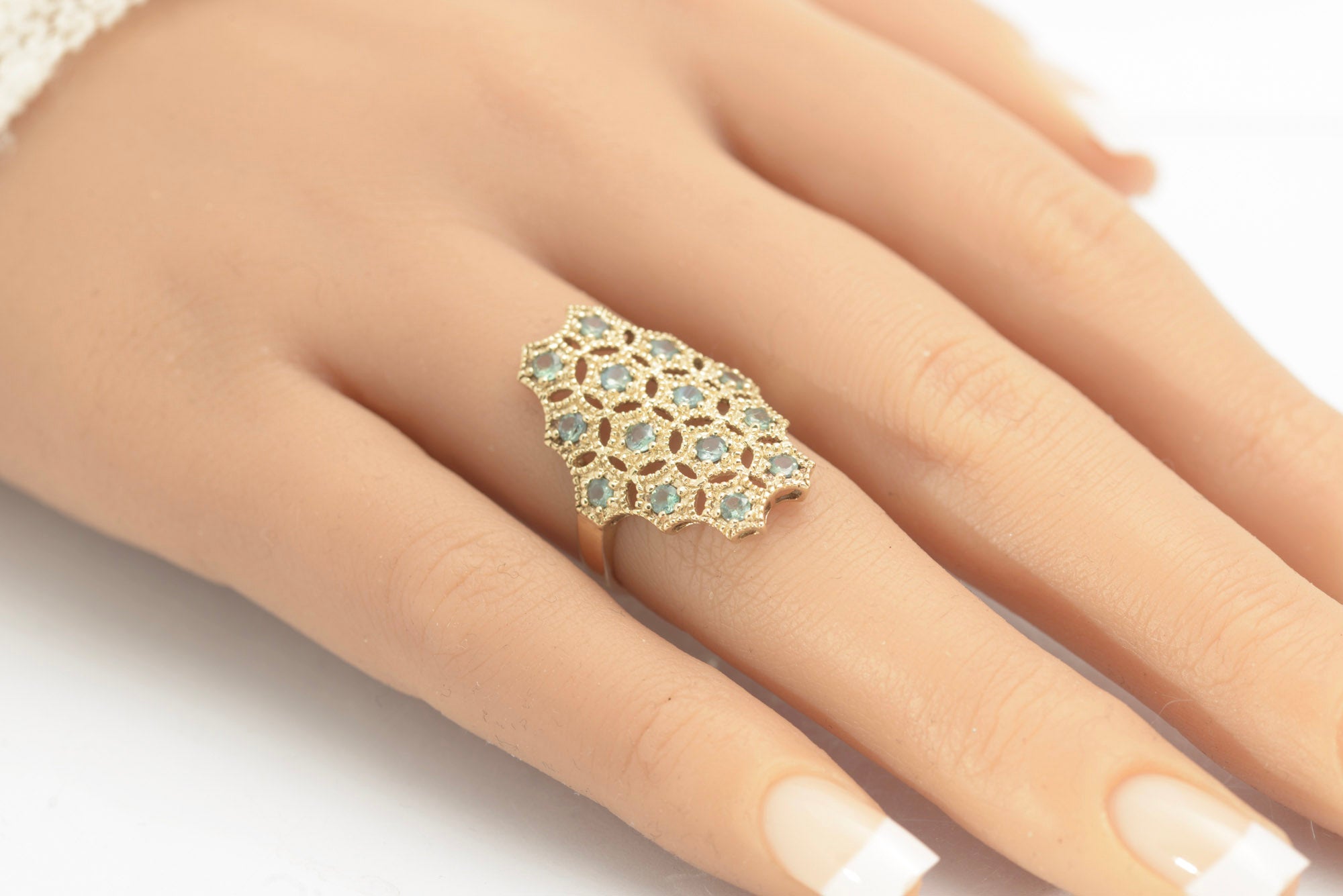 Stylish 9ct 375 Gold & Green Sapphire Set Dress Ring Shield Mesh Set Head (C2781)