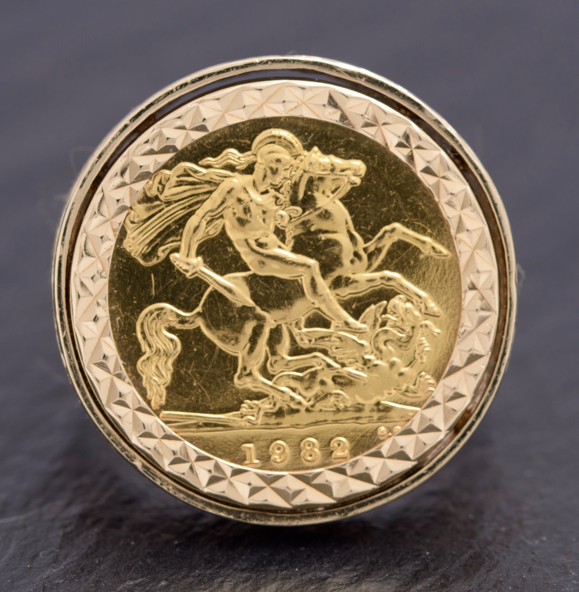 Vintage 9ct Gold With 22 Carat Gold Half Sovereign Coin Ring Hallmarked 1982 (C2817)