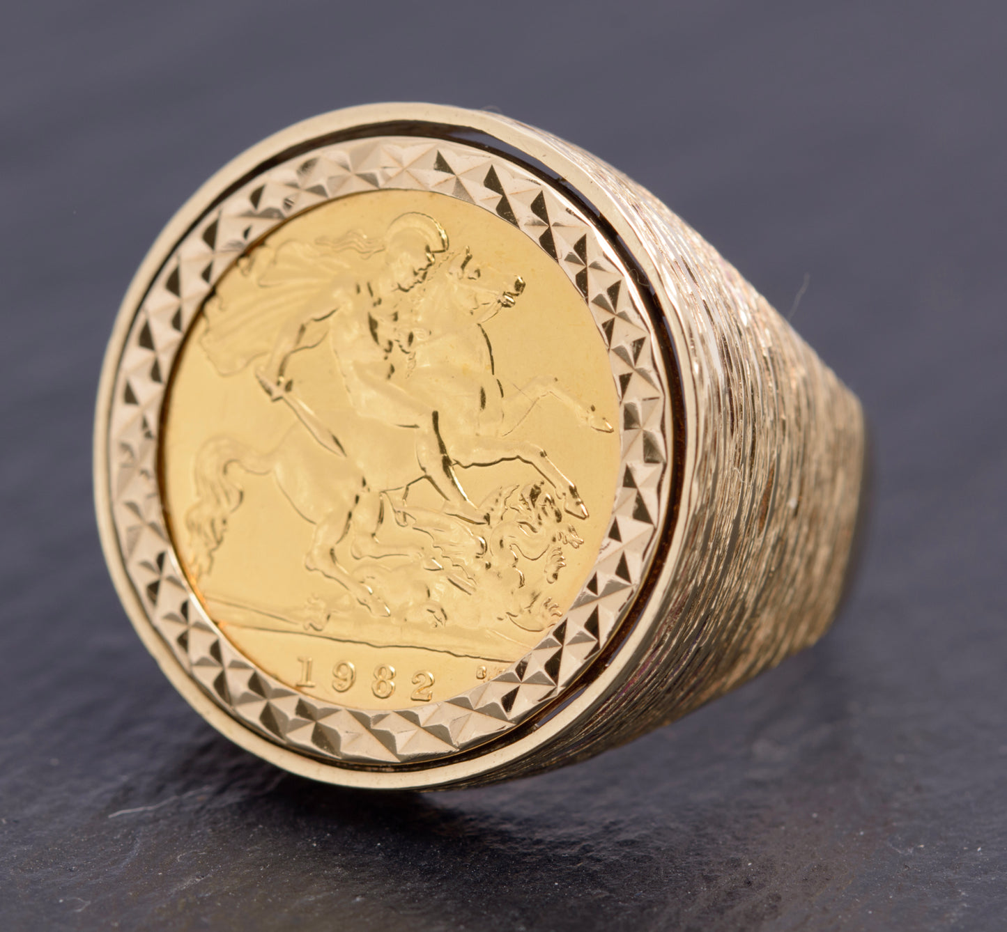 Vintage 9ct Gold With 22 Carat Gold Half Sovereign Coin Ring Hallmarked 1982 (C2817)