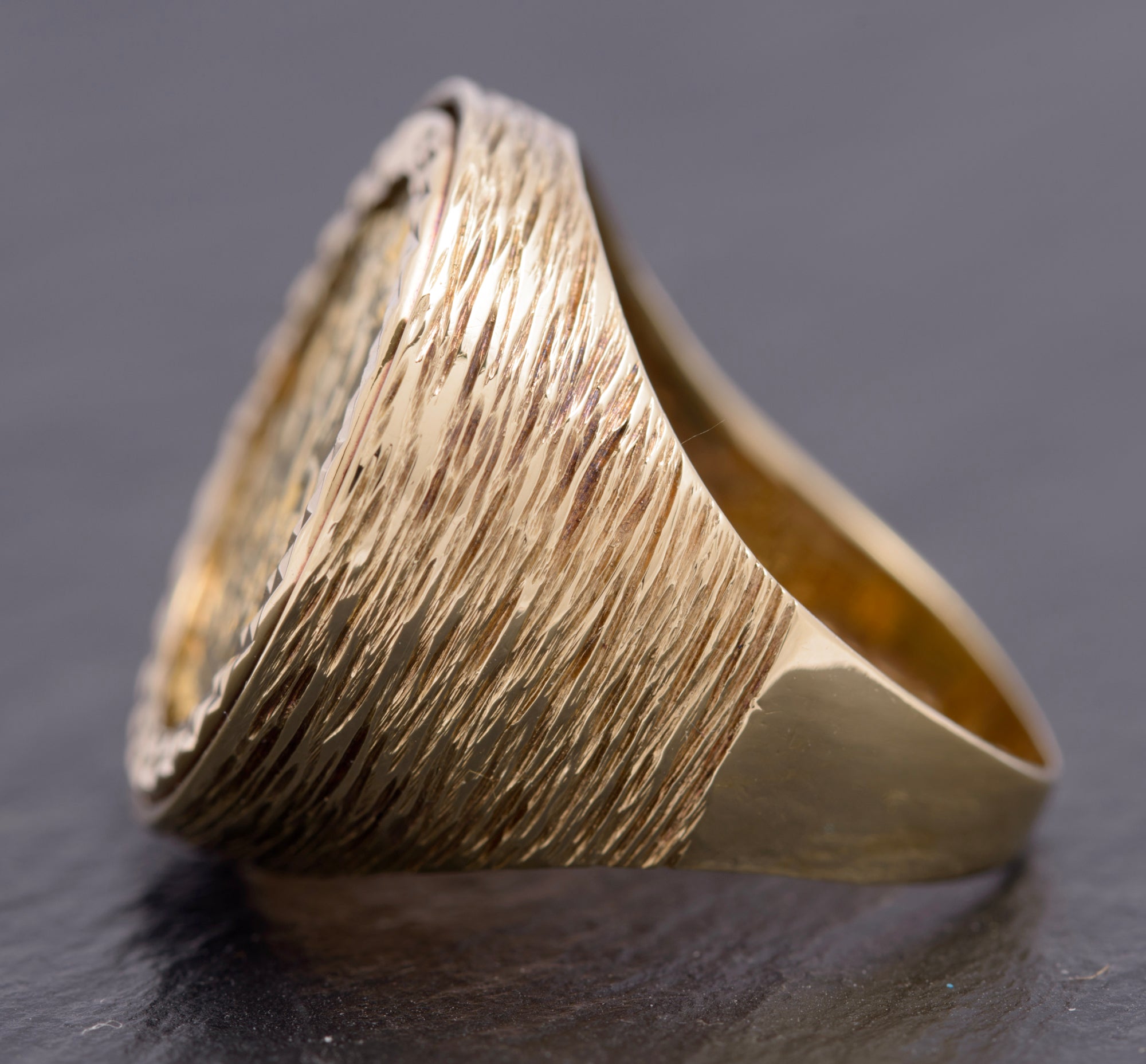 Vintage 9ct Gold With 22 Carat Gold Half Sovereign Coin Ring Hallmarked 1982 (C2817)