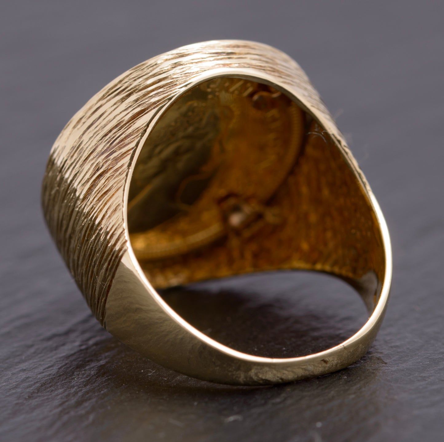 Vintage 9ct Gold With 22 Carat Gold Half Sovereign Coin Ring Hallmarked 1982 (C2817)