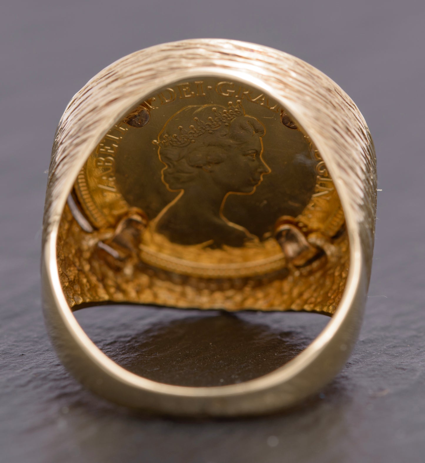 Vintage 9ct Gold With 22 Carat Gold Half Sovereign Coin Ring Hallmarked 1982 (C2817)