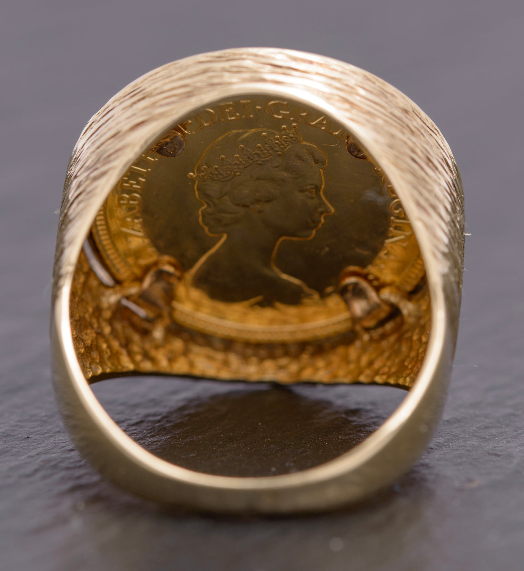 Vintage 9ct Gold Half Sovereign Ring - St George - London Hallmark 1982 - UK Size R - C2817