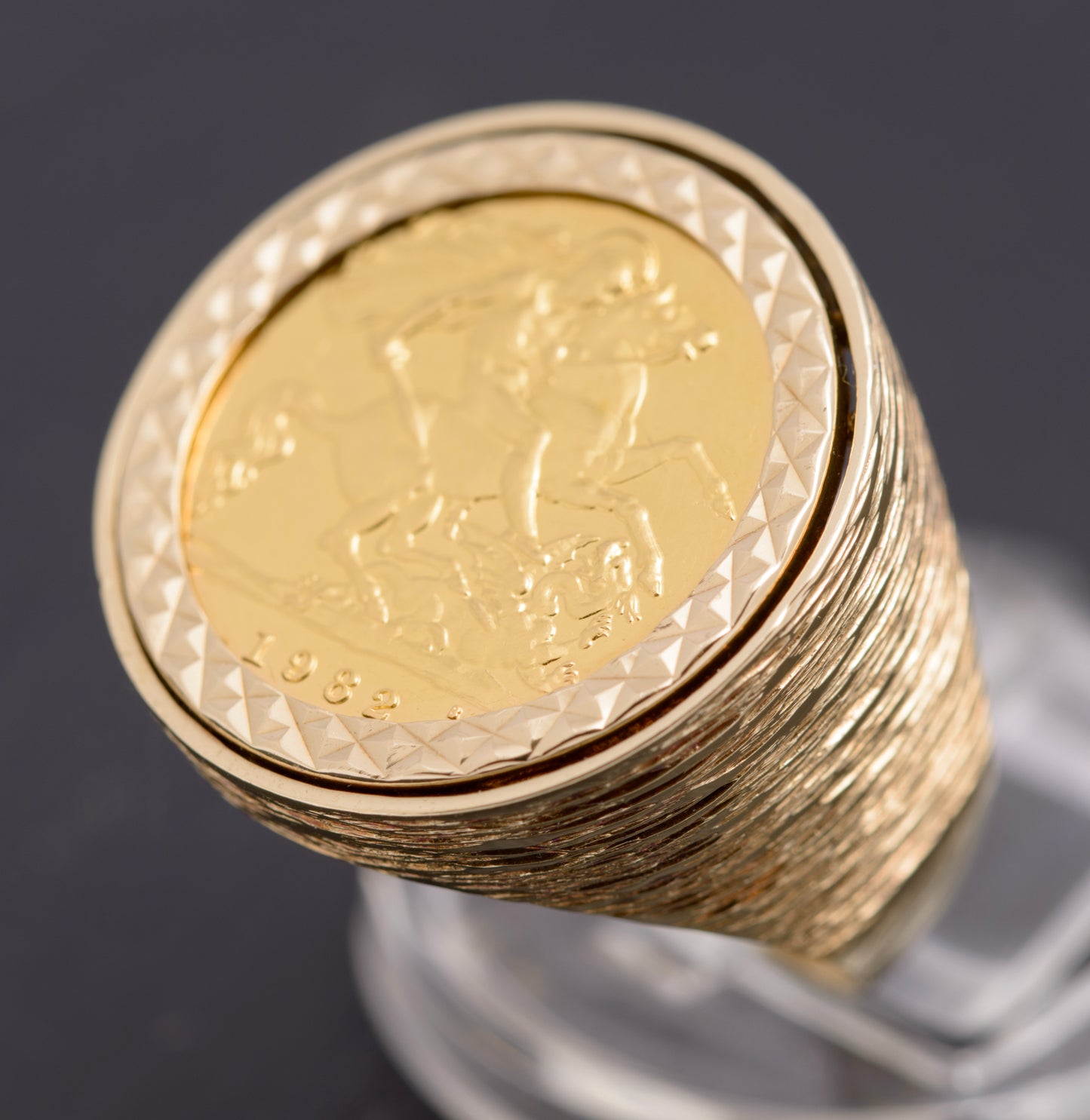 Vintage 9ct Gold With 22 Carat Gold Half Sovereign Coin Ring Hallmarked 1982 (C2817)