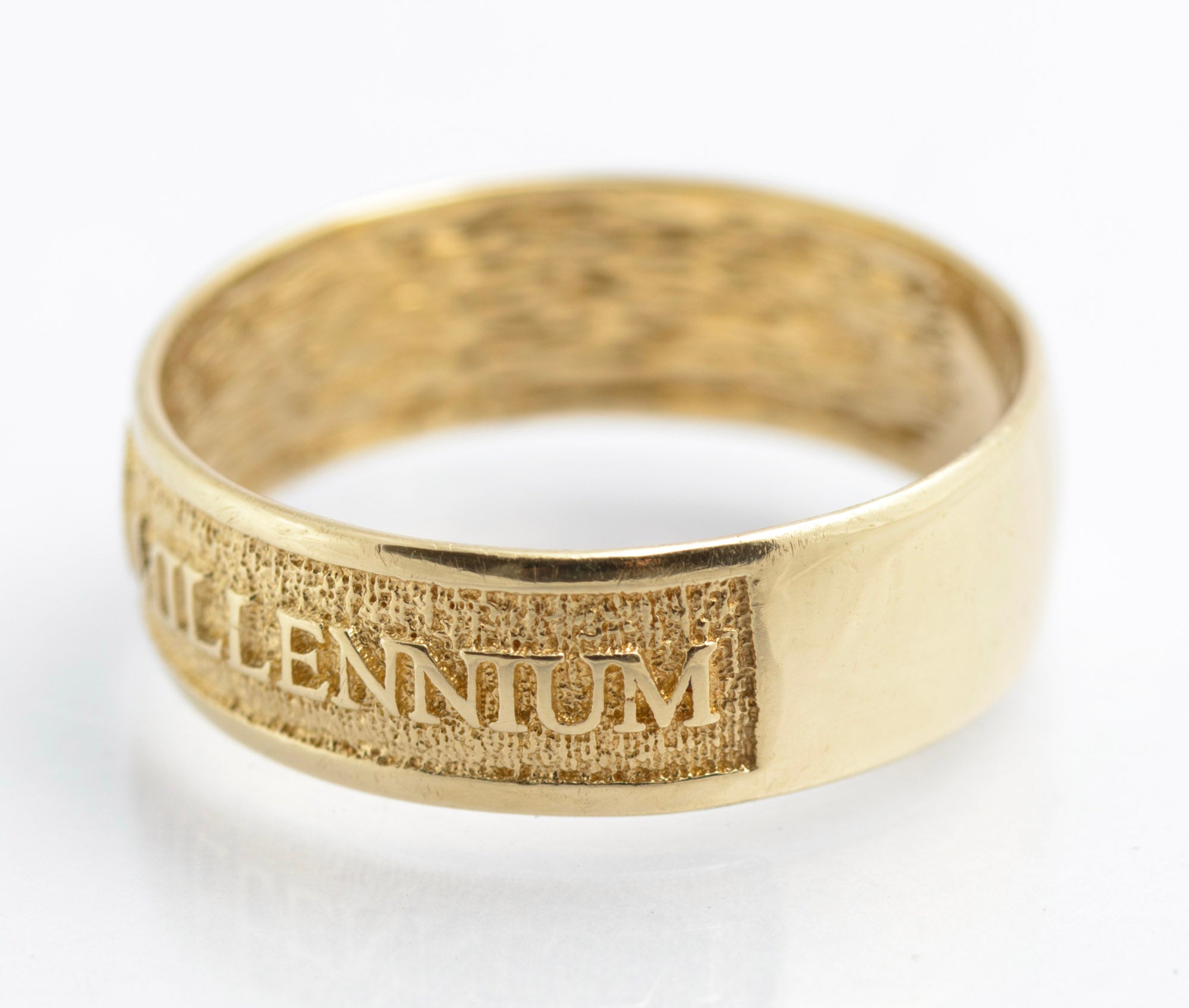 9ct Gold Millennium 2000 Celebration Band Ring London Hallmark Size R1/2 (C2824)
