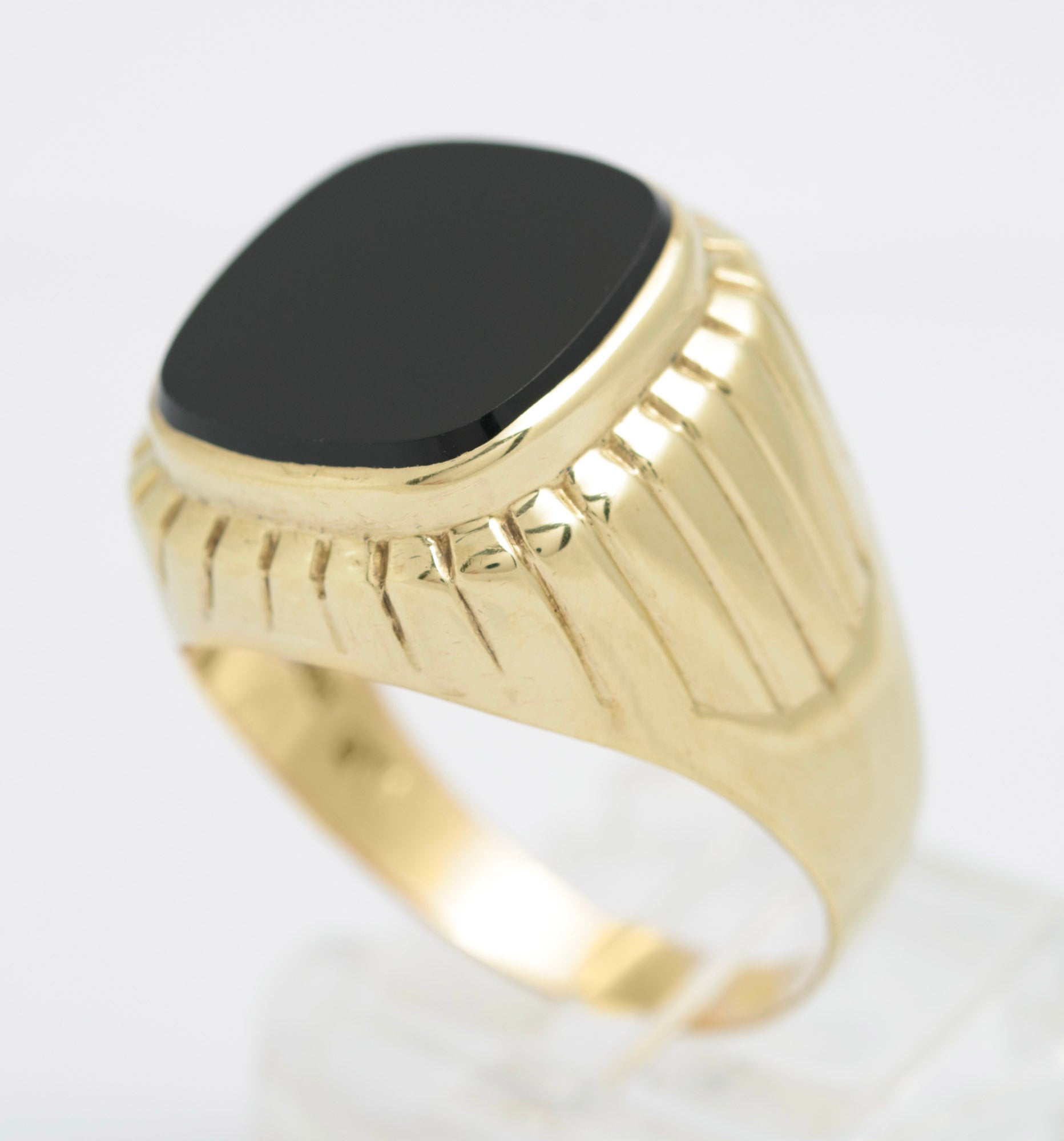 Vintage 8ct Gold (333) Large Men's Black Onyx Signet Ring Ribbed Design (C2851)