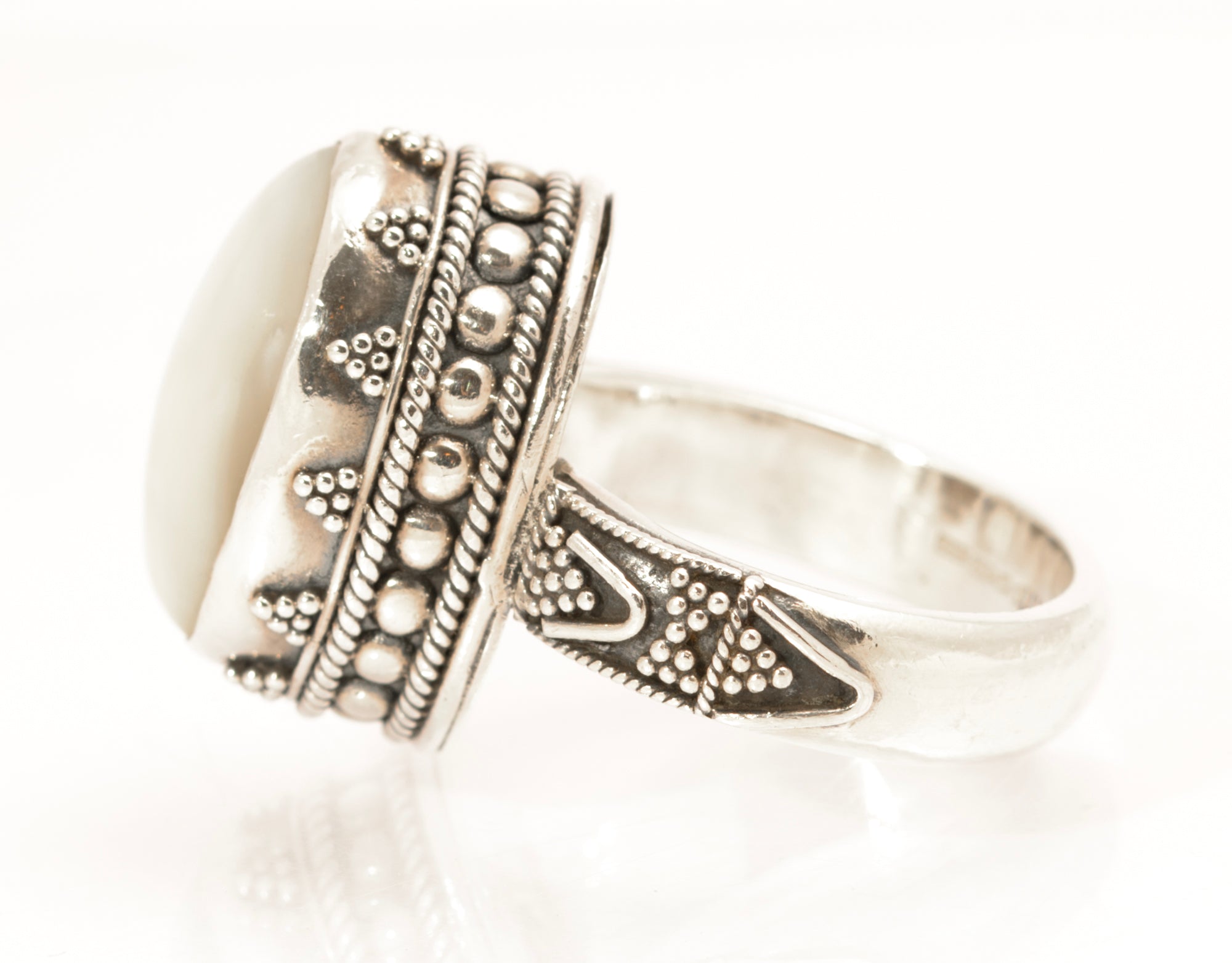 BA Suarti Sterling Silver Statement Ring Large Mother of Pearl Cabochon O1/2 (C2863)