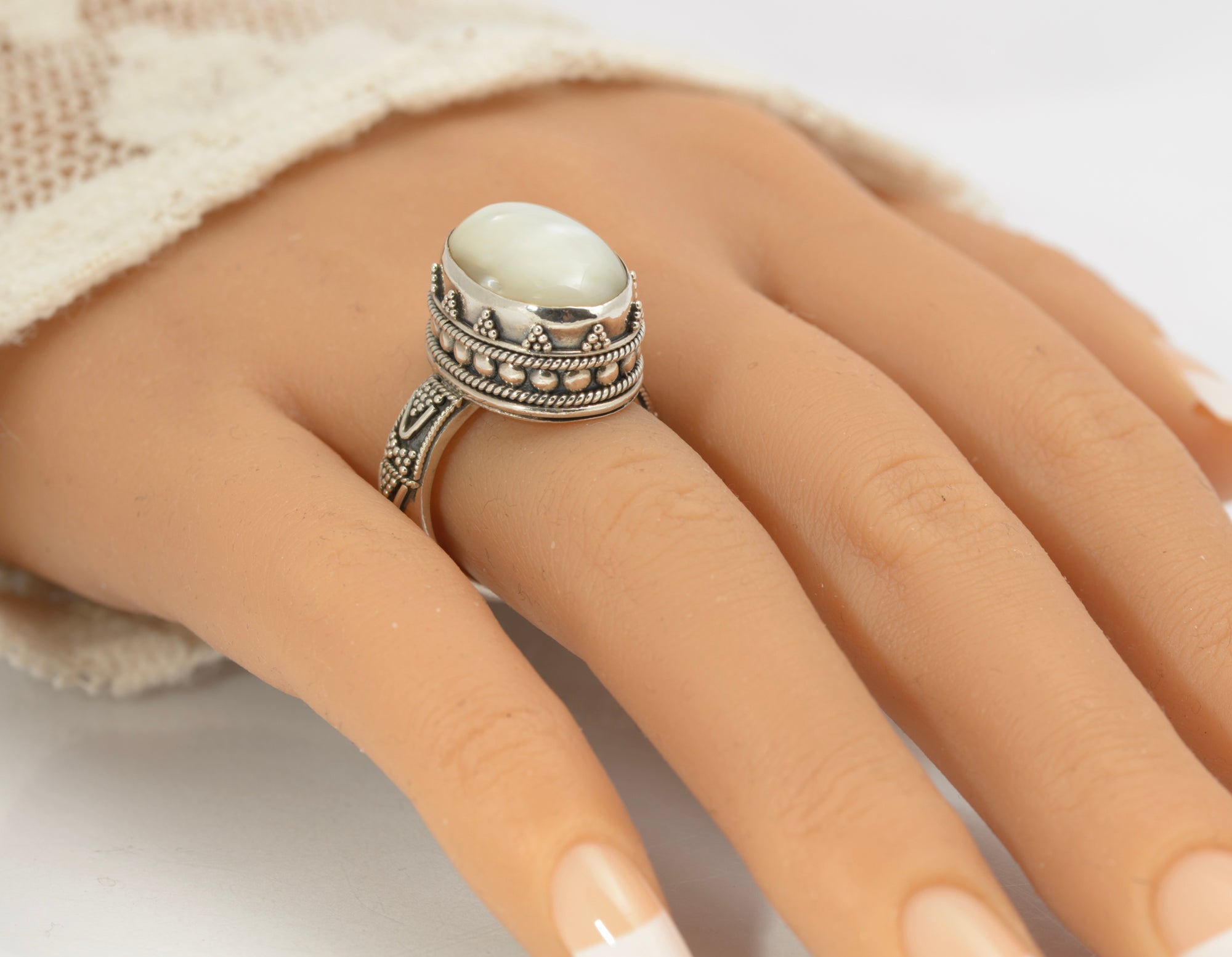 BA Suarti Sterling Silver Statement Ring Large Mother of Pearl Cabochon O1/2 (C2863)