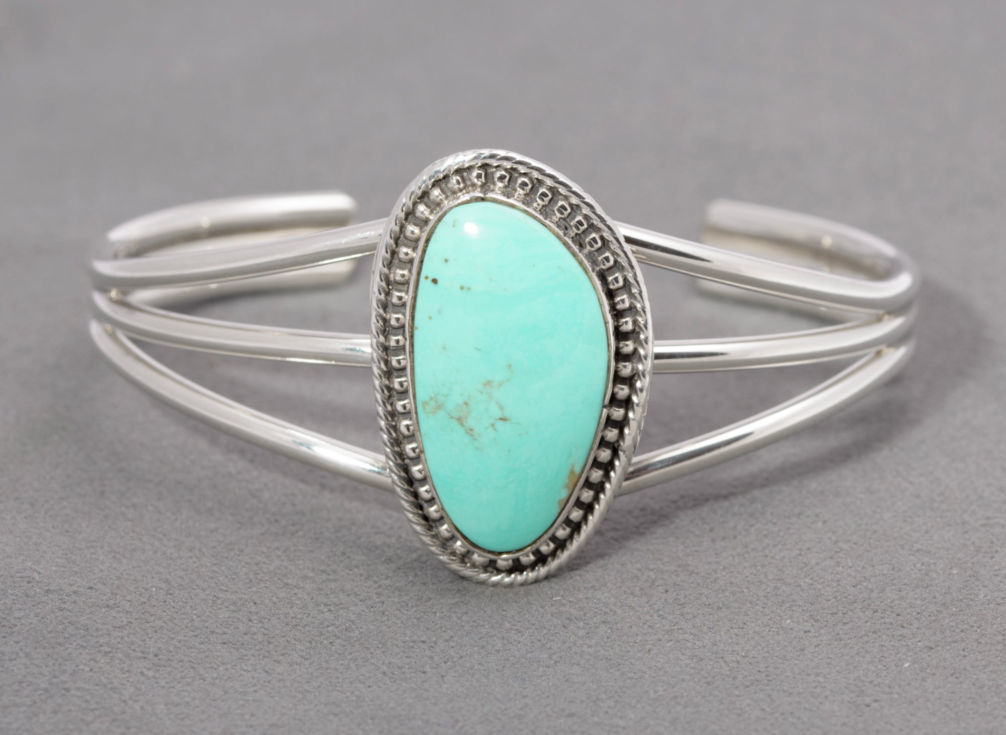 Vintage Native American Running Bear Bangle Sterling Silver & Turquoise (C2866)