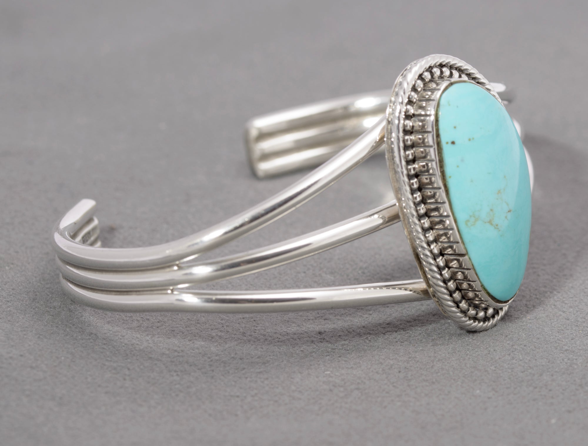Vintage Native American Running Bear Bangle Sterling Silver & Turquoise (C2866)