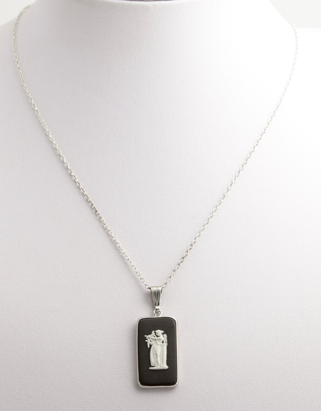 Vintage Wedgwood Black Jasperware Pendant Necklace In Sterling Silver - Boxed (C2870)