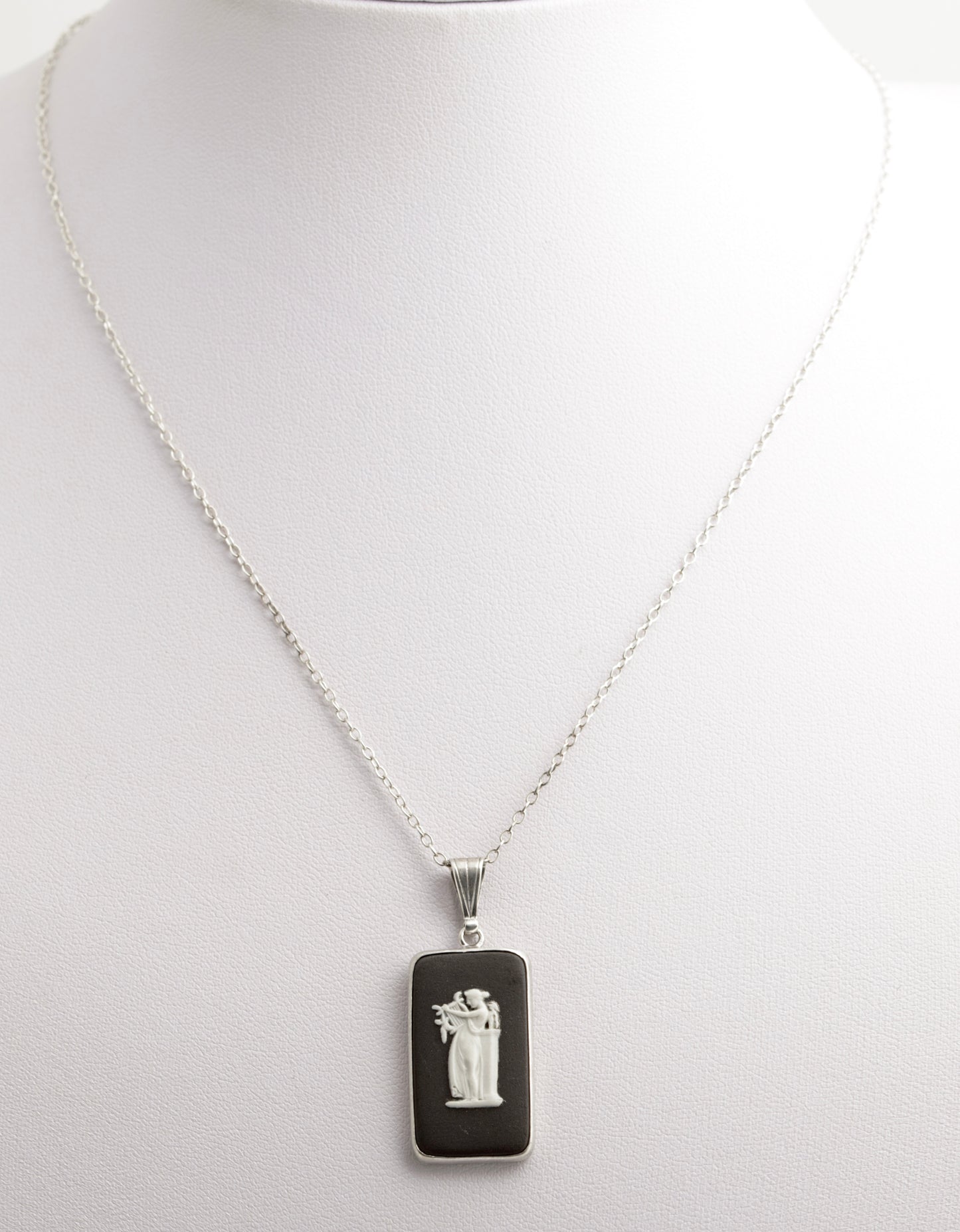 Vintage Wedgwood Black Jasperware Pendant Necklace In Sterling Silver - Boxed (C2870)