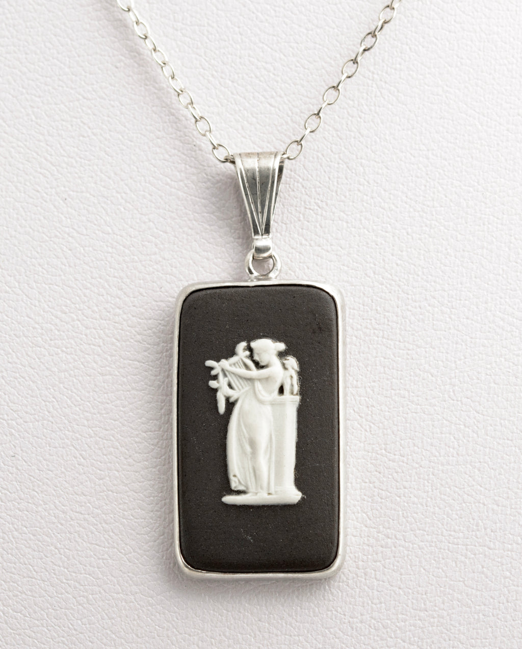 Vintage Wedgwood Black Jasperware Pendant Necklace In Sterling Silver - Boxed (C2870)