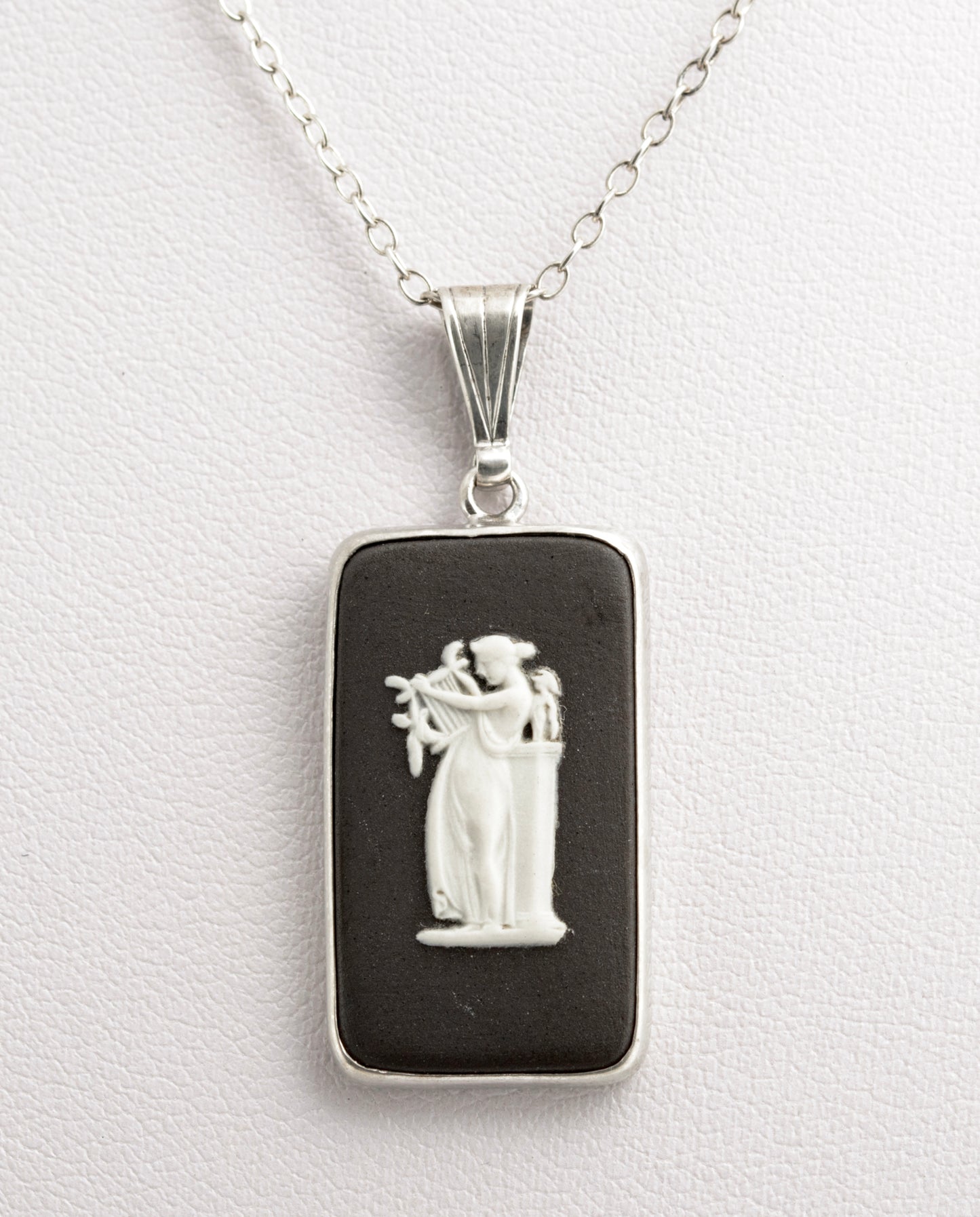 Vintage Wedgwood Black Jasperware Pendant Necklace In Sterling Silver - Boxed (C2870)