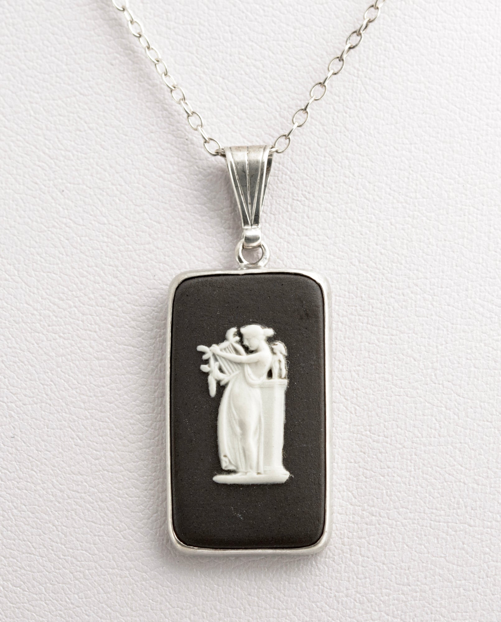 Vintage Wedgwood Black Jasperware Pendant Necklace In Sterling Silver - Boxed (C2870)