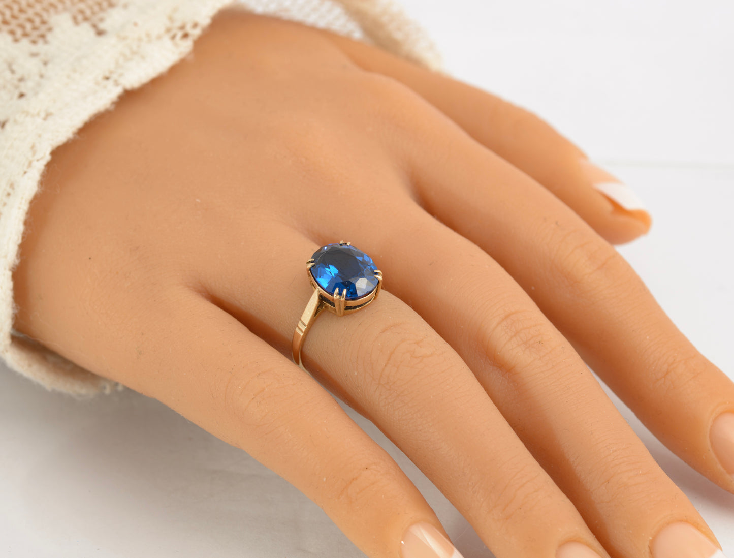 Vintage 9ct Gold & Intense Electric Blue Spinel Ring Size L1/2 (C2876)