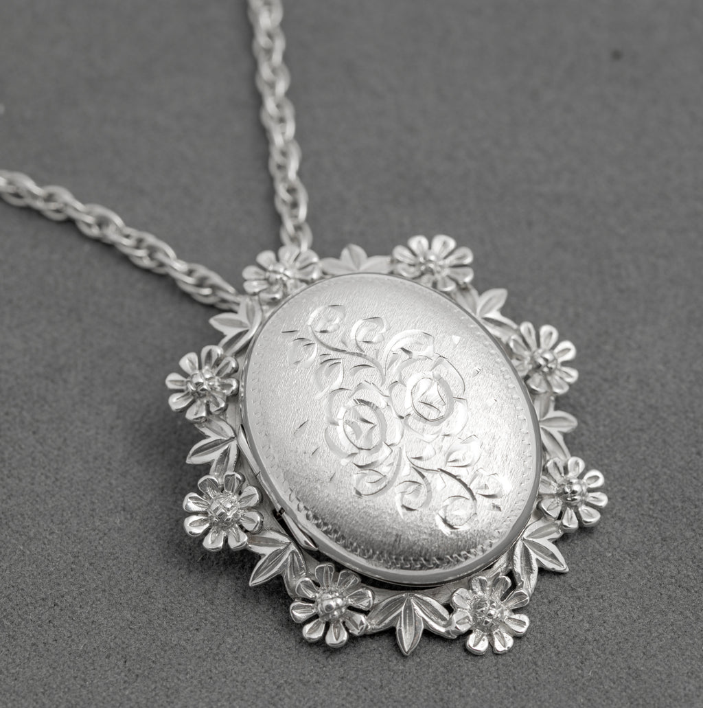 Vintage Sterling Silver Large Fancy Photo Locket Pendant Necklace & Long Chain (C2918)