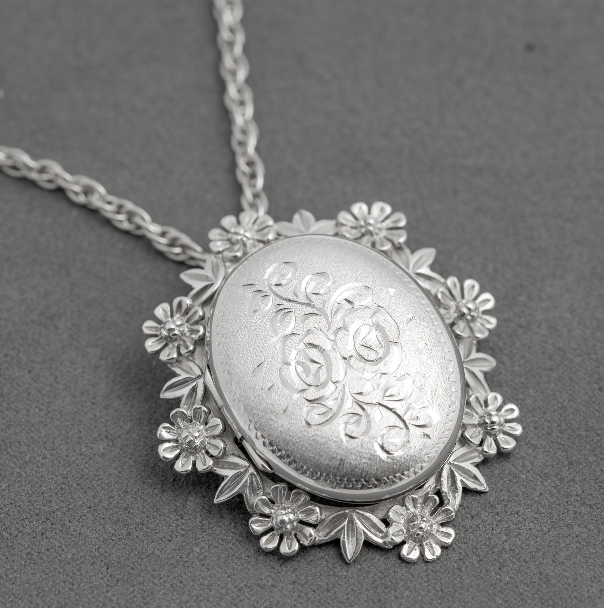 Vintage Sterling Silver Large Fancy Photo Locket Pendant Necklace & Long Chain (C2918)