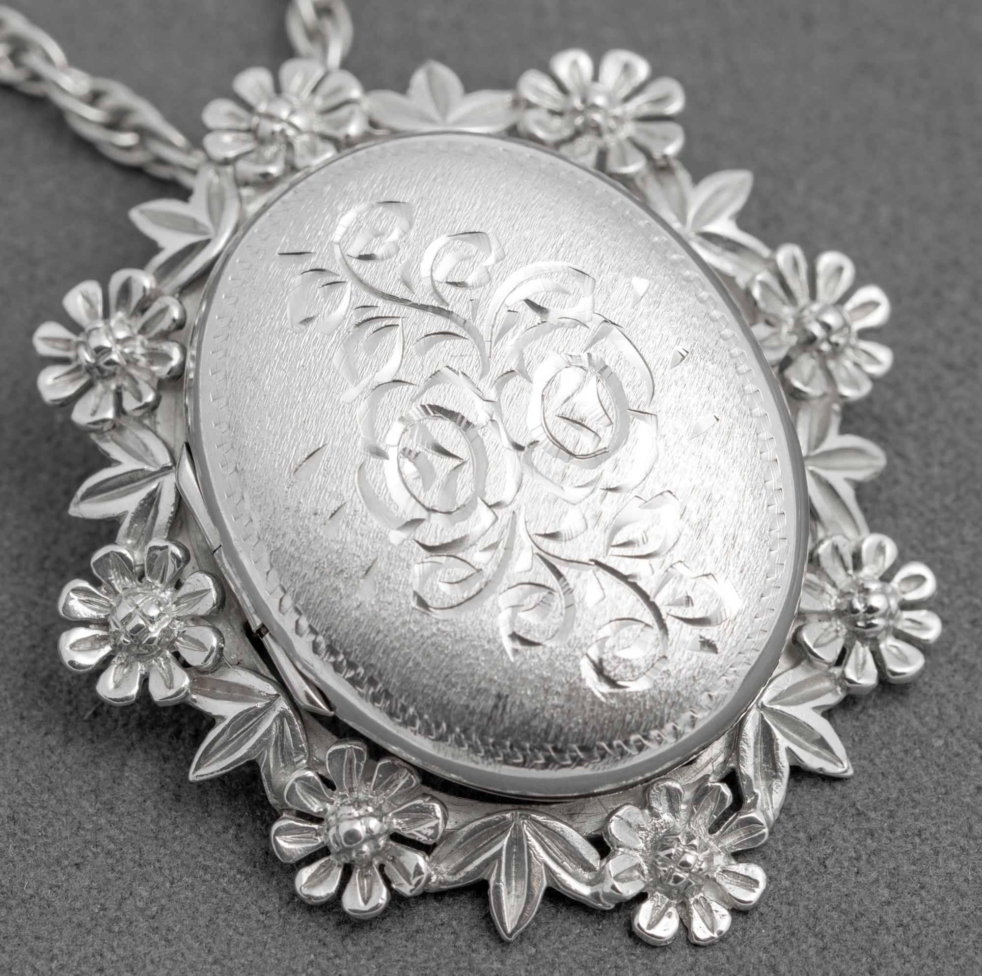 Vintage Sterling Silver Large Fancy Photo Locket Pendant Necklace & Long Chain (C2918)
