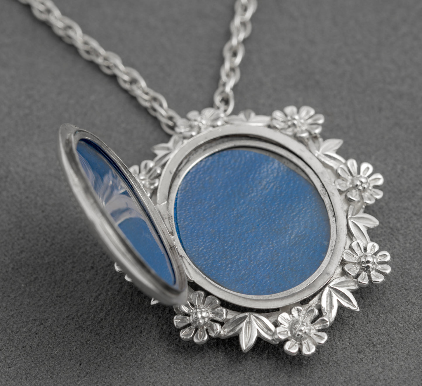 Vintage Sterling Silver Large Fancy Photo Locket Pendant Necklace & Long Chain (C2918)