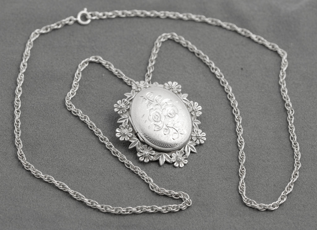 Vintage Sterling Silver Large Fancy Photo Locket Pendant Necklace & Long Chain (C2918)