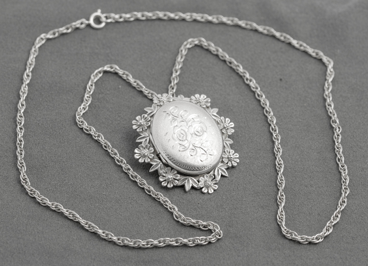 Vintage Sterling Silver Large Fancy Photo Locket Pendant Necklace & Long Chain (C2918)