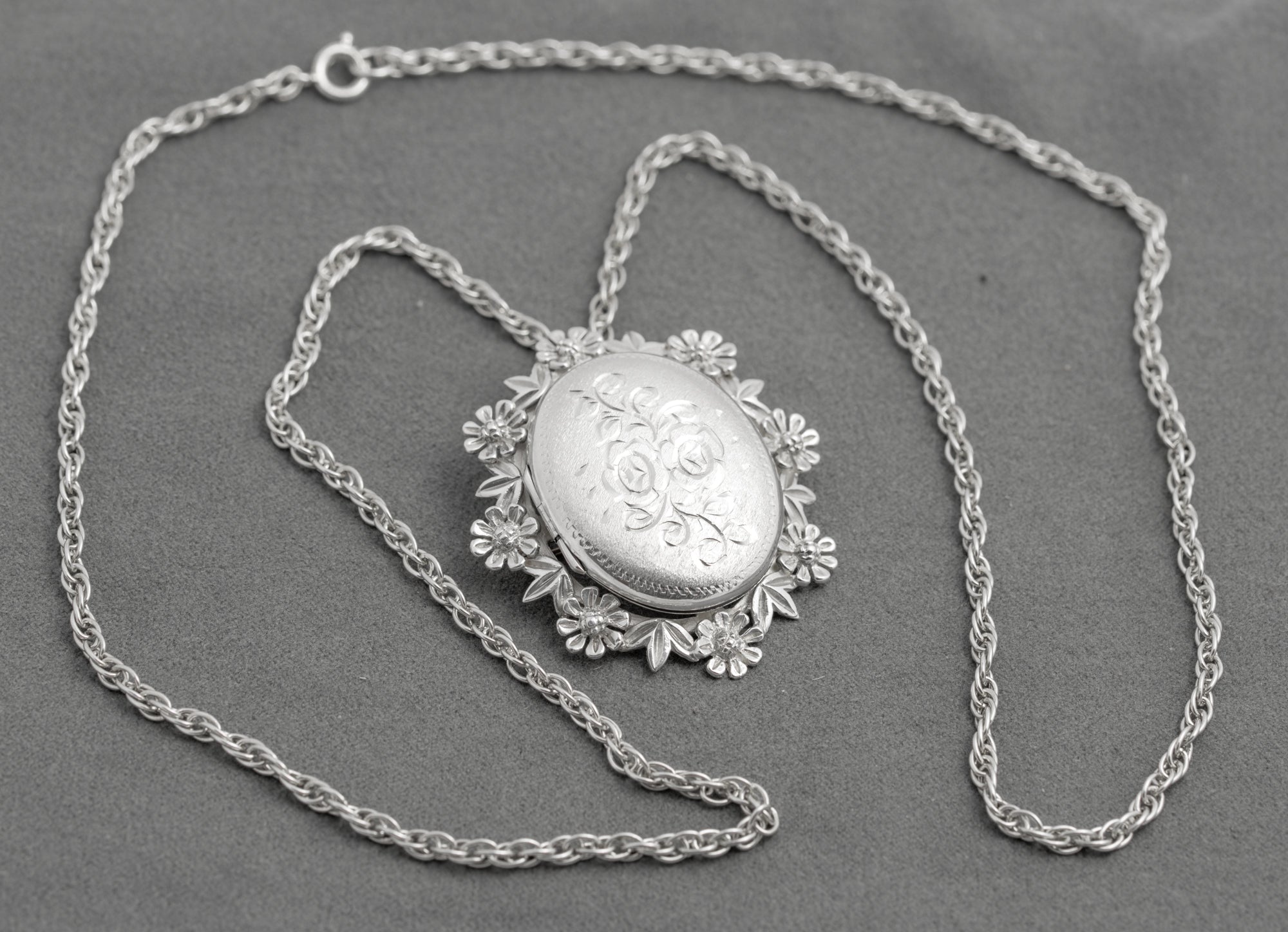 Vintage Sterling Silver Large Fancy Photo Locket Pendant Necklace & Long Chain (C2918)