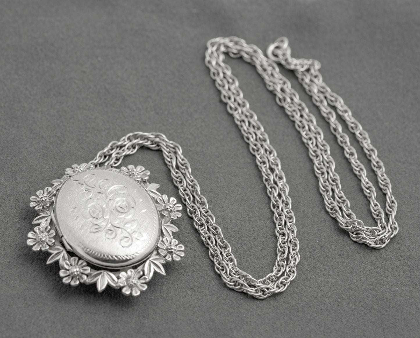Vintage Sterling Silver Large Fancy Photo Locket Pendant Necklace & Long Chain (C2918)
