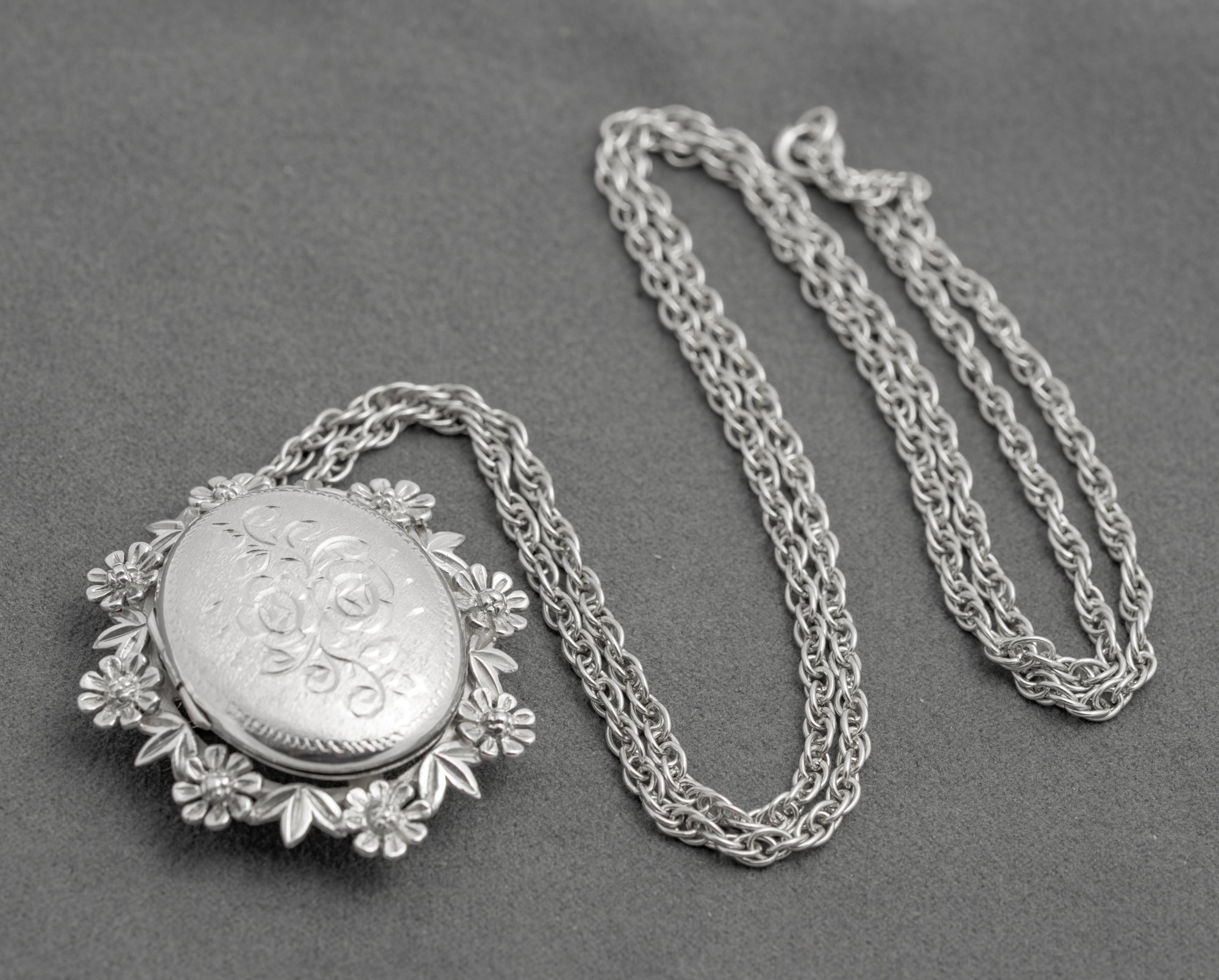 Vintage Sterling Silver Large Fancy Photo Locket Pendant Necklace & Long Chain (C2918)